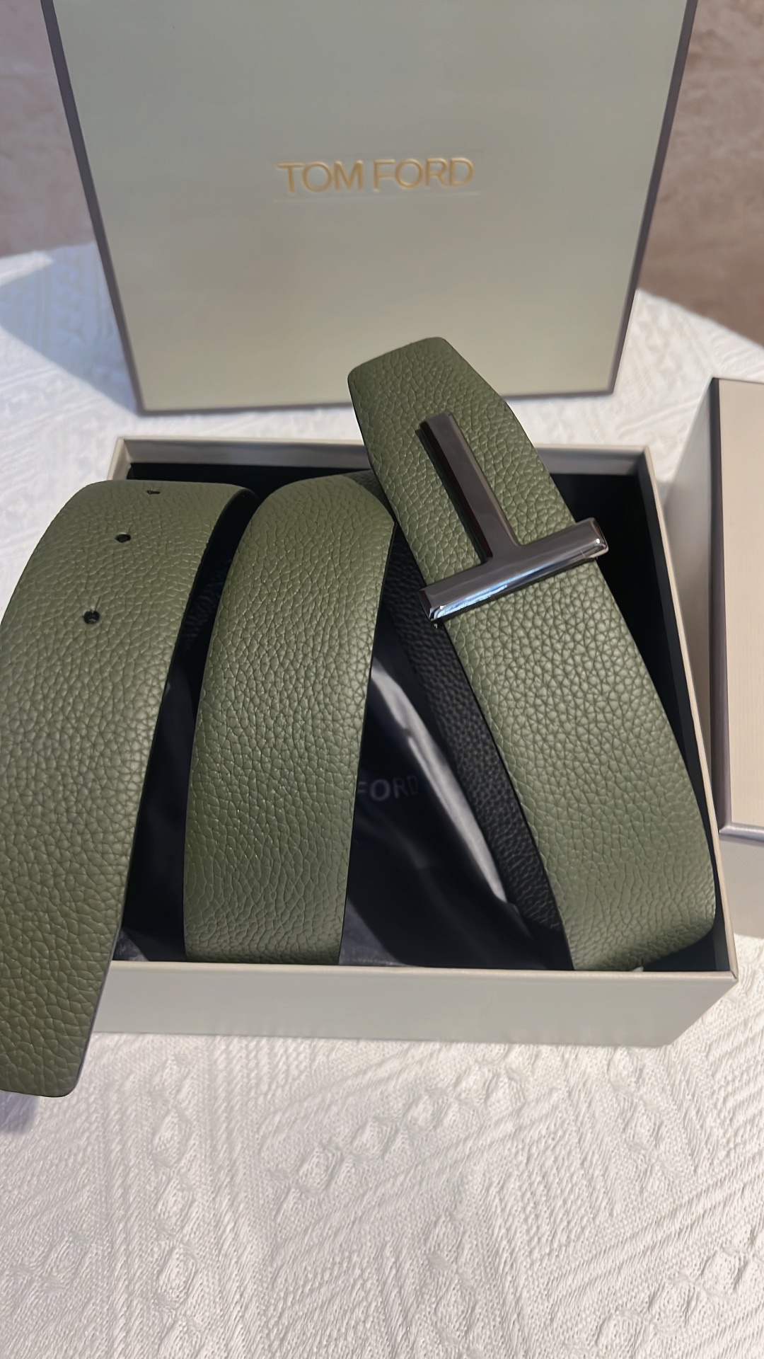Mr. Tomford’s Unique T-Banded Double Belt Class without Glamour: A Beautiful View of Self-Expression - 图片 4
