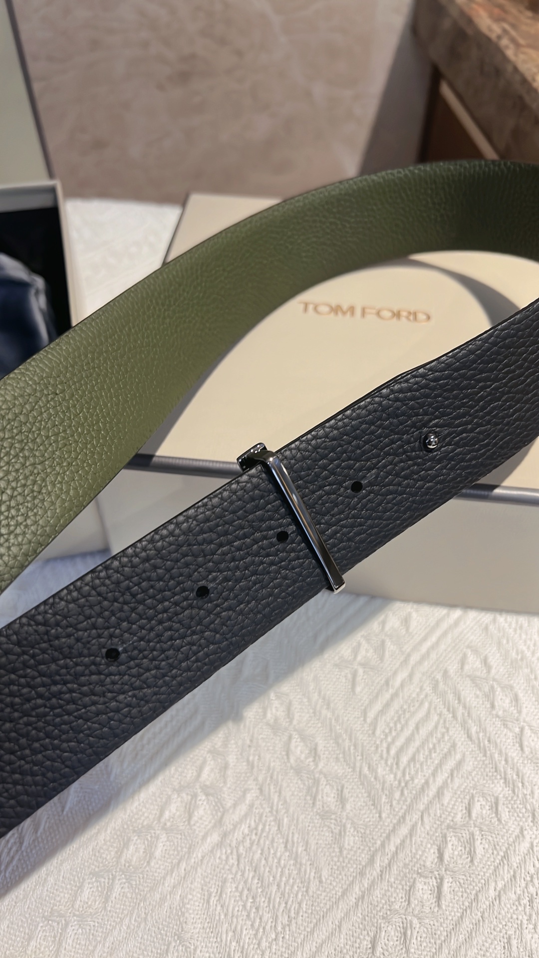 Mr. Tomford’s Unique T-Banded Double Belt Class without Glamour: A Beautiful View of Self-Expression - 图片 3