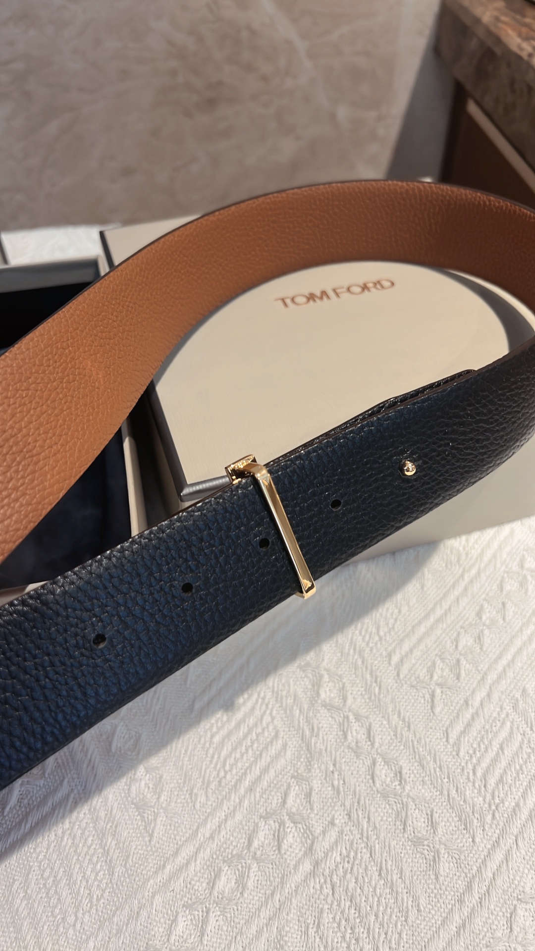 Mr. Tomford’s Unique Double Belted Classy Watch with 4.0 cm Dial - 图片 3