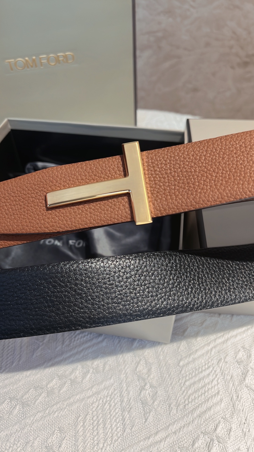 Mr. Tomford’s Unique Double Belted Classy Watch with 4.0 cm Dial - 图片 2