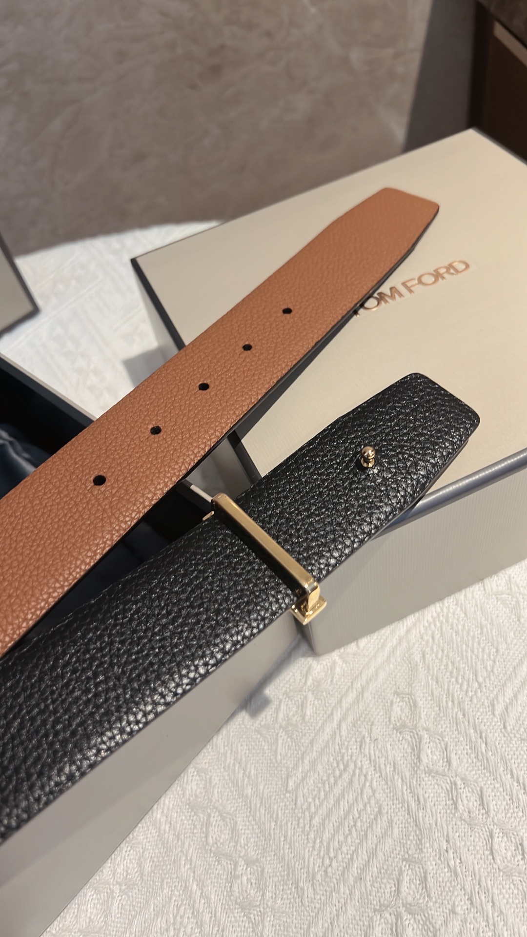 Mr. Tomford’s Unique Double Belted Classy Watch with 4.0 cm Dial - 图片 5
