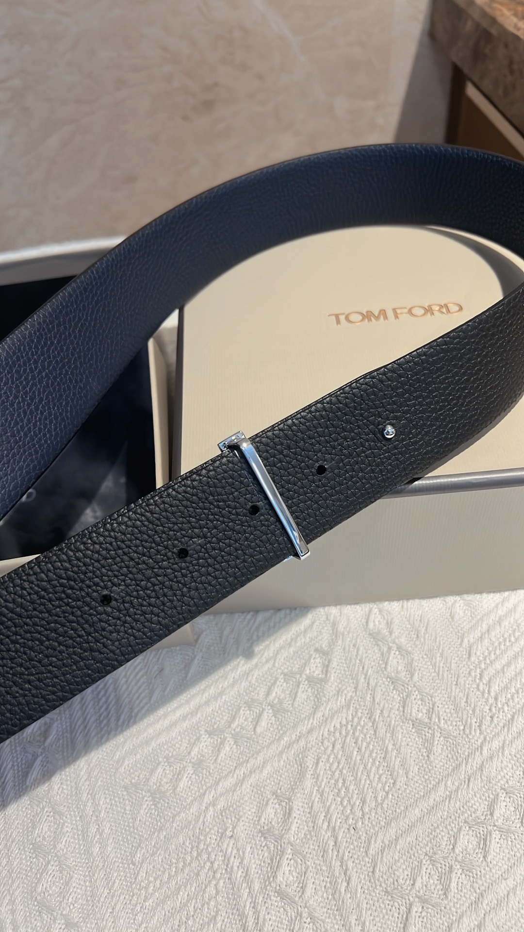Mr. Tomford’s Unique Double Belted Classy Watch with 4.0 cm Dial - 图片 7