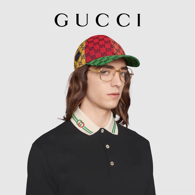 💰135
（顶级最高版本）gucci  古驰  酷奇   经典领子刺绣短袖半袖polo衫
男女同款 情侣款  宽松版型 

（最高版本 原版面料 高版本 高品质）
⚠所有细节 面料辅料工艺（全部1:1 过验）
（店主是“细节怪物” 所以做的货也注重细节）
1⃣区别市场货不对版：全部走单线❌
咱家正品1:1的特种机压线（对机器工人要求高）
2⃣区别市场看图做货 布料色差太大
一分价钱一分货不做快餐货
3⃣区别市场低版本领标 吊牌 洗水标
咱家全部辅料订做（过验级别）
4⃣ 区别市场无细节可言的做工❌
咱家做工：领口、肩线、袖窿、袖口、下摆
（提高成本也要还原正品：过肩压条 双针走线🔍）


【面料】：280g纯棉毛圈高克重版本面料（原版面料）
【辅料】（1:1）：专柜领标➕ 代购级厚板吊牌（区别市场薄纸片）➕过验级带logo水洗标
（包括装订方法 全部1:1） 

【尺码】：XS-L
                    XS    S      M       L      
衣长 (cm)  65    68      71     74
胸围 (cm)110   114     118   122
肩宽 (cm)  48     50      52     54
袖长(cm)  58     60     62     6