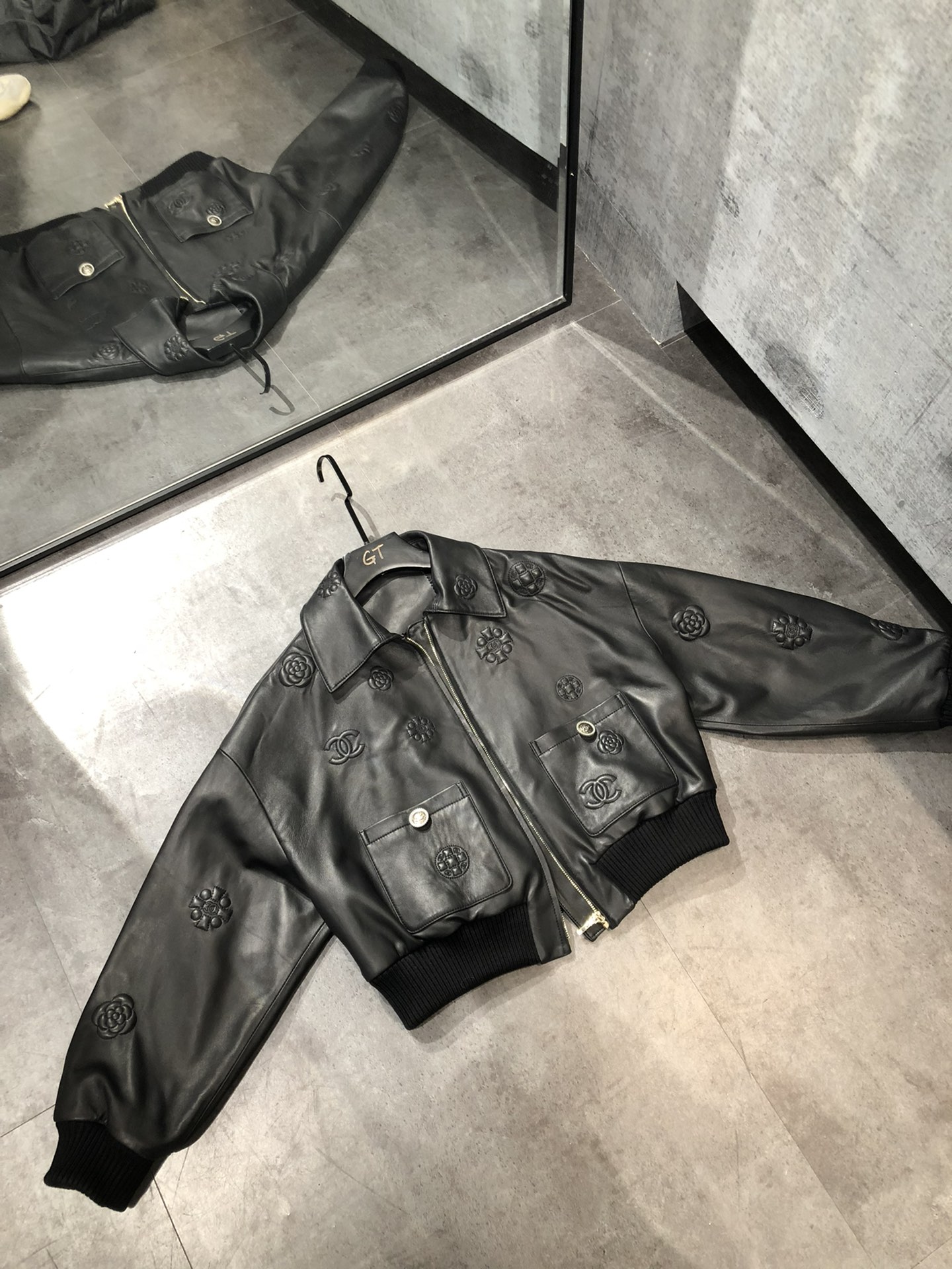 NO:721692,, Chanel sheepskin embroidered baseball jersey, the sheepskin version in the picture, and the black aurora leather version with texture. Loose fit, not picky on the figure, Chanel-clothing, chanel, sheepskin,19860909,香奈儿羊皮绣花棒球服,图片绵羊皮版,另外黑色极光皮版带纹理的.宽松版型,不挑身材,香奈儿-服装,chanel,sheepskin,,Women's clothing