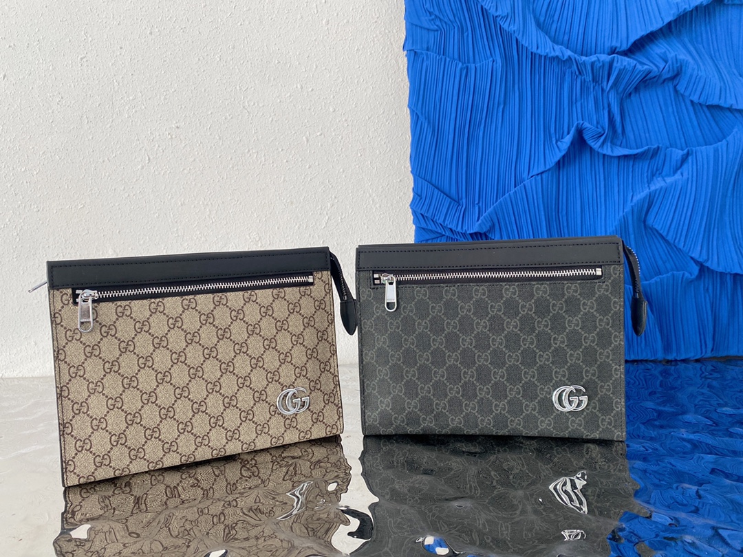 I5  Gucci 古奇   GG印花手拿包 男士信封包 夹包 采用精湛镶嵌细工，实物拍摄 原厂原版面料 配送小票 防尘布袋礼盒 20 x 26 cm。”},”title”:” Gucci 古奇   GG印花手拿包 男士信封包 夹包 采用精湛镶嵌细工，实物拍摄 原厂原版面料 配送小票 防尘布袋礼盒 20 x 26 cm。