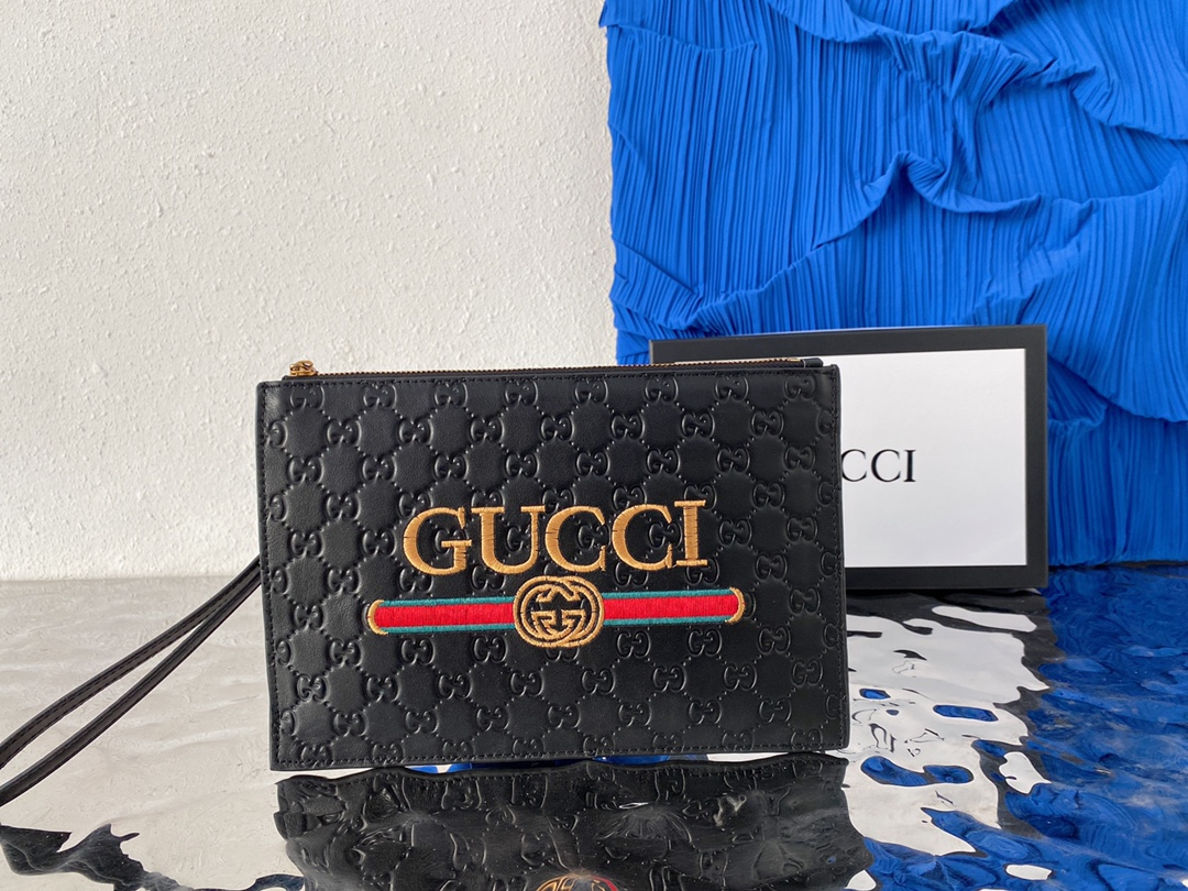 J0  Gucci 古奇   GG压花牛皮字母刺绣手拿包 男士信封包 夹包 采用精湛镶嵌细工，实物拍摄 原厂原版面料 配送小票 防尘布袋礼盒 28 x 19 cm。”},”negativeStock”:true,”old_time”:”6月前