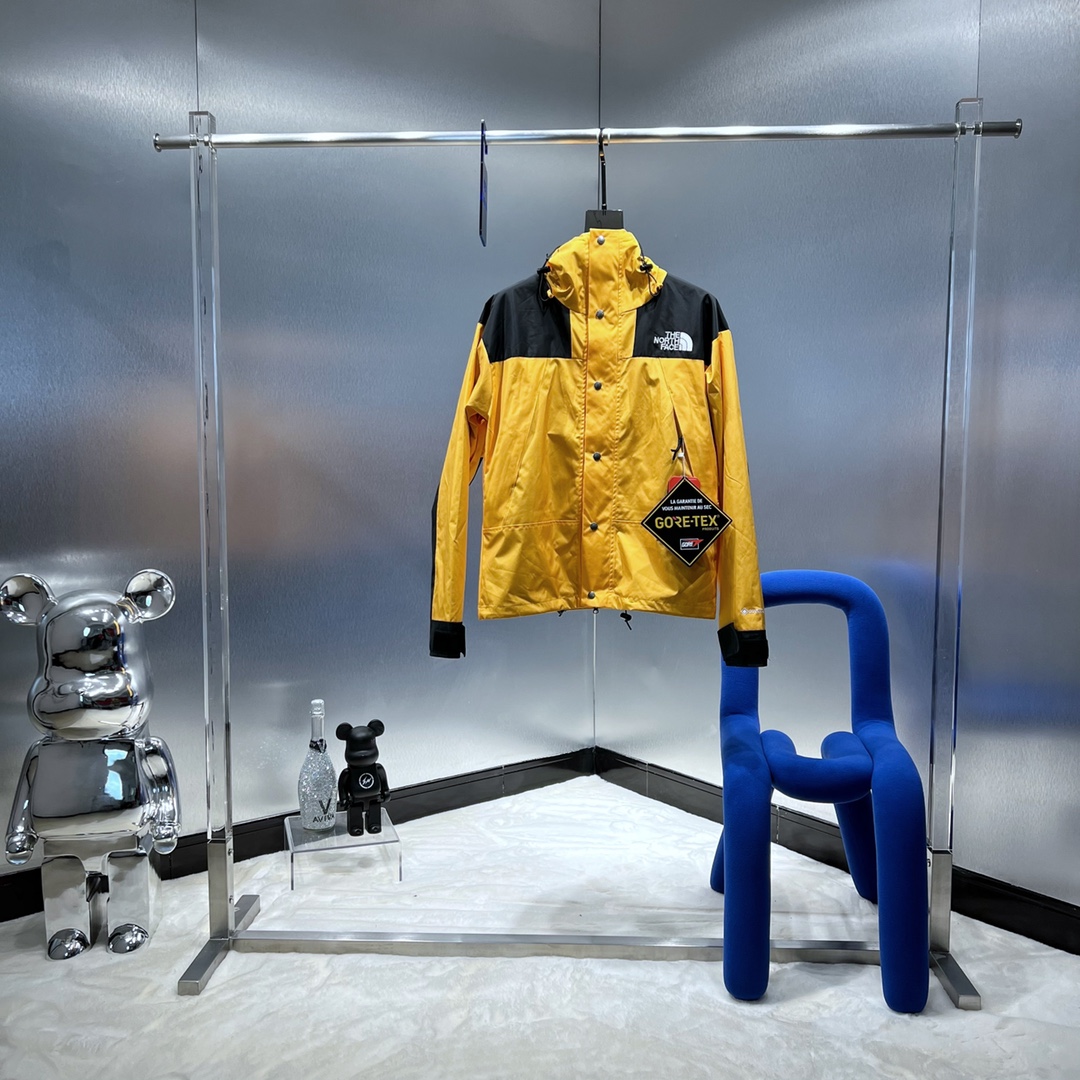 P390



  支持放店

TheNorthFace北面1990经典款户外防水冲锋衣登山夹克#代购级为了还原ZP的一切质感今年团队历经数月最终出货。所有辅料还原ZP，面料做工升级：1、防水为国际ISO标准90（ISO4）级别达到荷叶水珠滚动效果2、面料：高透层压织物Gore-tex仿水透气薄膜，手感更佳舒适。冲锋衣代表作品1990年MJ是TNF的传统最爱。这款时尚夹克采用GT设计，为您的所有都市冒险而重新构想，提供无与伦比的防水和防风保护。GT配有塔夫绸和拉绒经编衬里相当保暖。另外可与1996羽绒服组合搭配保暖效果超级无敌。Size：S-XL