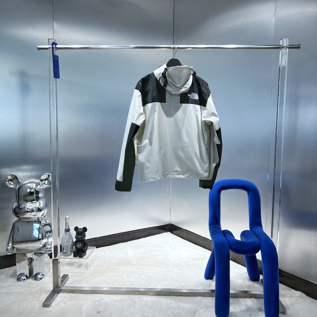 P390


支持放店

TheNorthFace北面1990经典款户外防水冲锋衣登山夹克#代购级为了还原ZP的一切质感今年团队历经数月最终出货。所有辅料还原ZP，面料做工升级：1、防水为国际ISO标准90（ISO4）级别达到荷叶水珠滚动效果2、面料：高透层压织物Gore-tex仿水透气薄膜，手感更佳舒适。冲锋衣代表作品1990年MJ是TNF的传统最爱。这款时尚夹克采用GT设计，为您的所有都市冒险而重新构想，提供无与伦比的防水和防风保护。GT配有塔夫绸和拉绒经编衬里相当保暖。另外可与1996羽绒服组合搭配保暖效果超级无敌。Size：S-XL