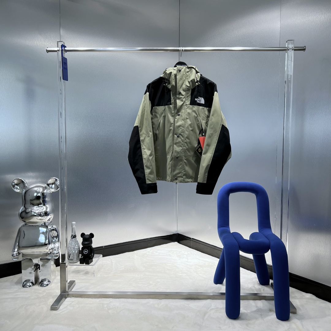 P390



 支持放店

TheNorthFace北面1990经典款户外防水冲锋衣登山夹克#代购级为了还原ZP的一切质感今年团队历经数月最终出货。所有辅料还原ZP，面料做工升级：1、防水为国际ISO标准90（ISO4）级别达到荷叶水珠滚动效果2、面料：高透层压织物Gore-tex仿水透气薄膜，手感更佳舒适。冲锋衣代表作品1990年MJ是TNF的传统最爱。这款时尚夹克采用GT设计，为您的所有都市冒险而重新构想，提供无与伦比的防水和防风保护。GT配有塔夫绸和拉绒经编衬里相当保暖。另外可与1996羽绒服组合搭配保暖效果超级无敌。Size：S-XL