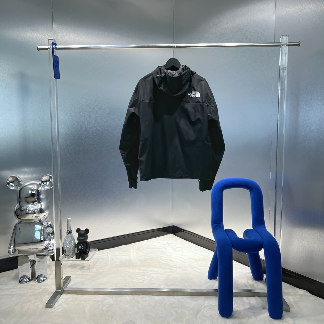 P390



  支持放店

TheNorthFace北面1990经典款户外防水冲锋衣登山夹克#代购级为了还原ZP的一切质感今年团队历经数月最终出货。所有辅料还原ZP，面料做工升级：1、防水为国际ISO标准90（ISO4）级别达到荷叶水珠滚动效果2、面料：高透层压织物Gore-tex仿水透气薄膜，手感更佳舒适。冲锋衣代表作品1990年MJ是TNF的传统最爱。这款时尚夹克采用GT设计，为您的所有都市冒险而重新构想，提供无与伦比的防水和防风保护。GT配有塔夫绸和拉绒经编衬里相当保暖。另外可与1996羽绒服组合搭配保暖效果超级无敌。Size：S-XL