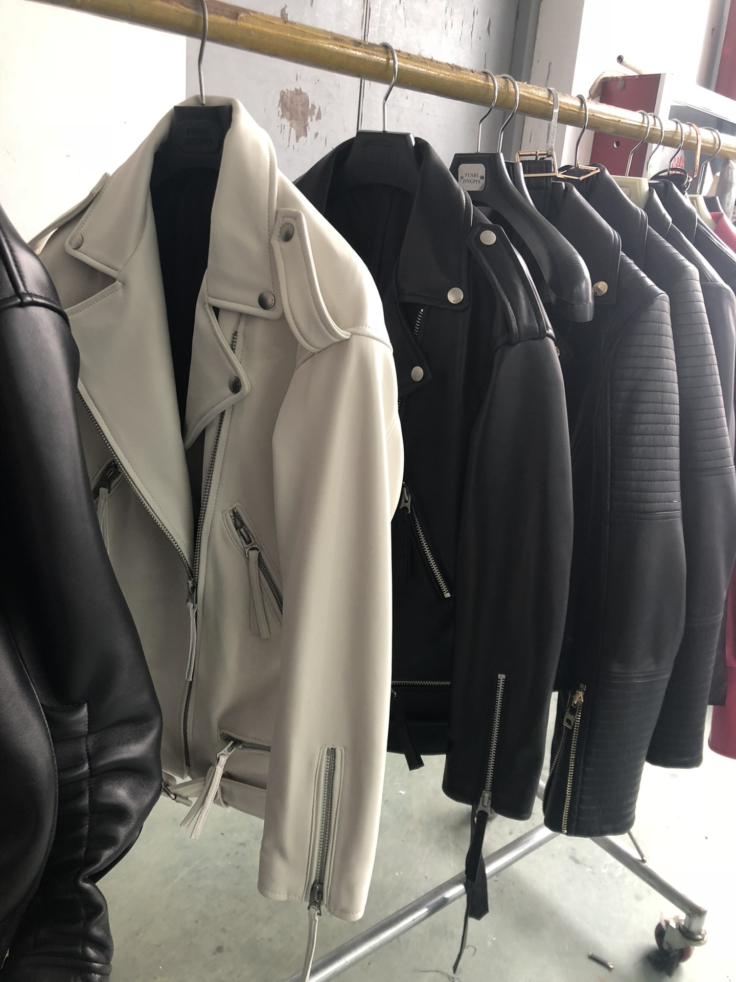 NO:721892,,Acne extended version of sheepskin motorcycle black and white, actual shipping photos., men's and women's clothing, acne studios, sheepskin,19860909,Acne加长版羊皮机车黑色和白色,出货实拍.,男装女装,acne studios,sheepskin,,Women's clothing