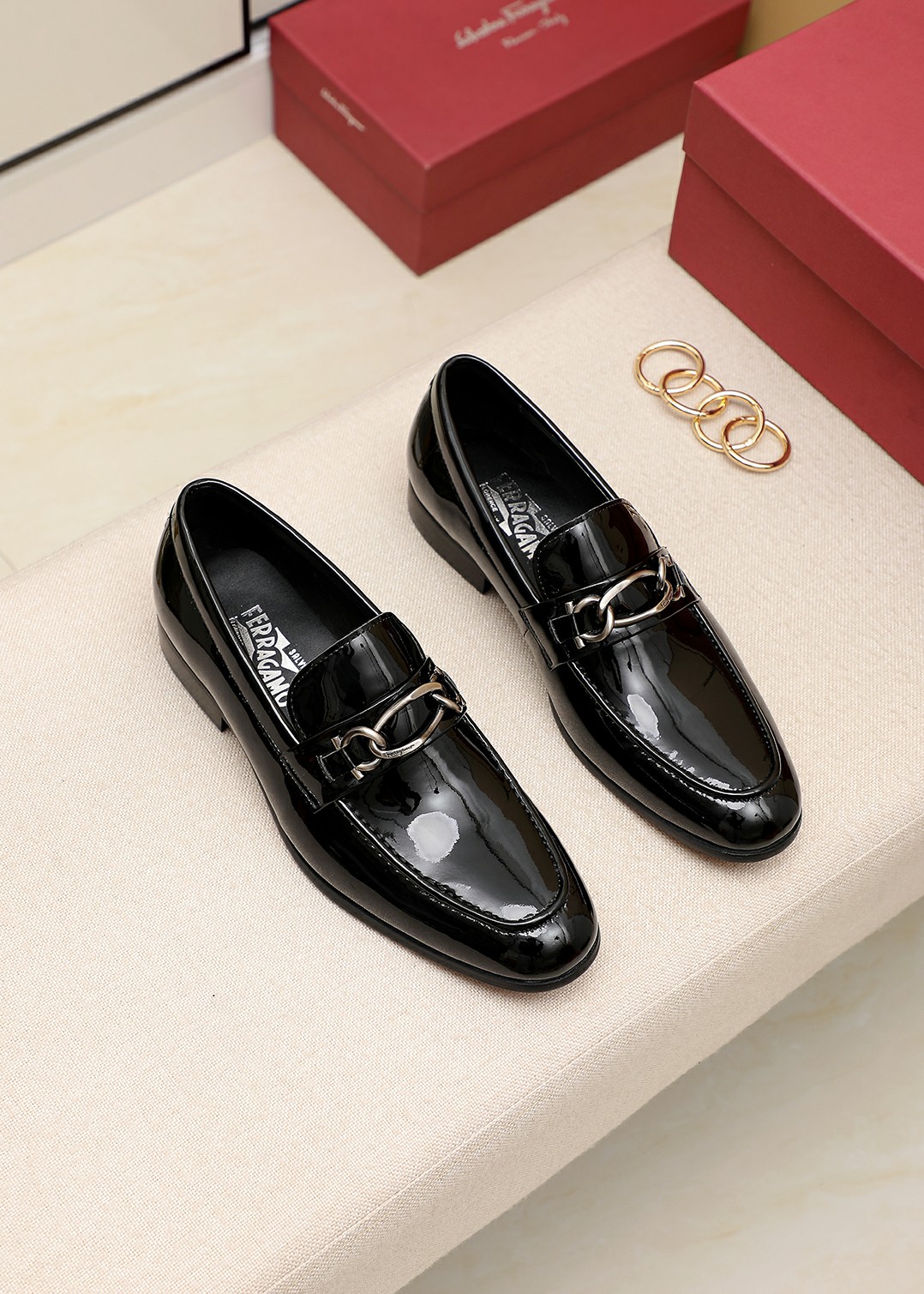 J0 Ferragamo原单版本菲拉格慕男士商务休闲皮鞋，顶级牛货.1:1出货⬆️奢华尊贵👞全部采用进口原版品牌皮料，只为打造更为舒适的穿着体验，鞋面：原版进口牛皮制作➕顶级进口水染全牛里，原版大底✔️ 可选