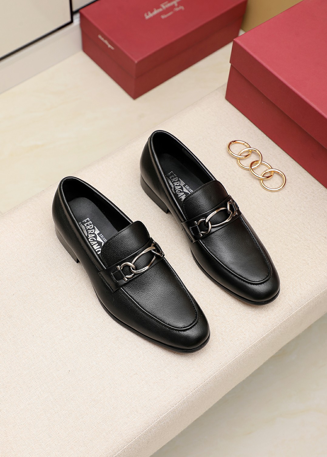 J0 Ferragamo原单版本菲拉格慕男士商务休闲皮鞋，顶级牛货.1:1出货⬆️奢华尊贵👞全部采用进口原版品牌皮料，只为打造更为舒适的穿着体验，鞋面：原版进口牛皮制作➕顶级进口水染全牛里，原版大底✔️ 可选