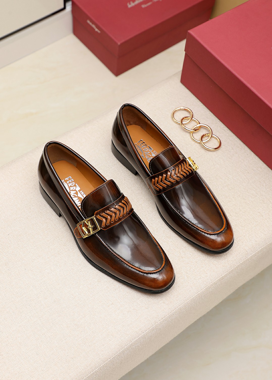 J0 Ferragamo原单版本菲拉格慕男士商务休闲皮鞋，顶级牛货.1:1出货⬆️奢华尊贵👞全部采用进口原版品牌皮料，只为打造更为舒适的穿着体验，鞋面：原版进口牛皮制作➕顶级进口水染全牛里，原版大底✔️ 可选