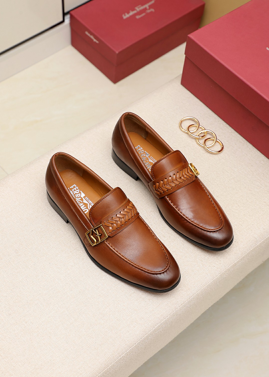 J0 Ferragamo原单版本菲拉格慕男士商务休闲皮鞋，顶级牛货.1:1出货⬆️奢华尊贵👞全部采用进口原版品牌皮料，只为打造更为舒适的穿着体验，鞋面：原版进口牛皮制作➕顶级进口水染全牛里，原版大底✔️ 可选