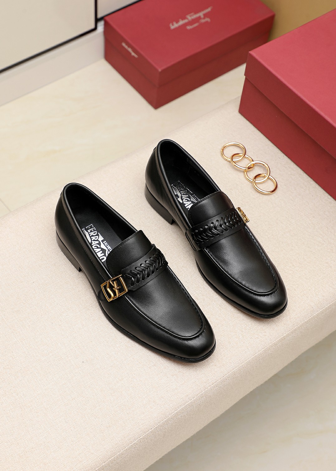 J0 Ferragamo原单版本菲拉格慕男士商务休闲皮鞋，顶级牛货.1:1出货⬆️奢华尊贵👞全部采用进口原版品牌皮料，只为打造更为舒适的穿着体验，鞋面：原版进口牛皮制作➕顶级进口水染全牛里，原版大底✔️ 可选
