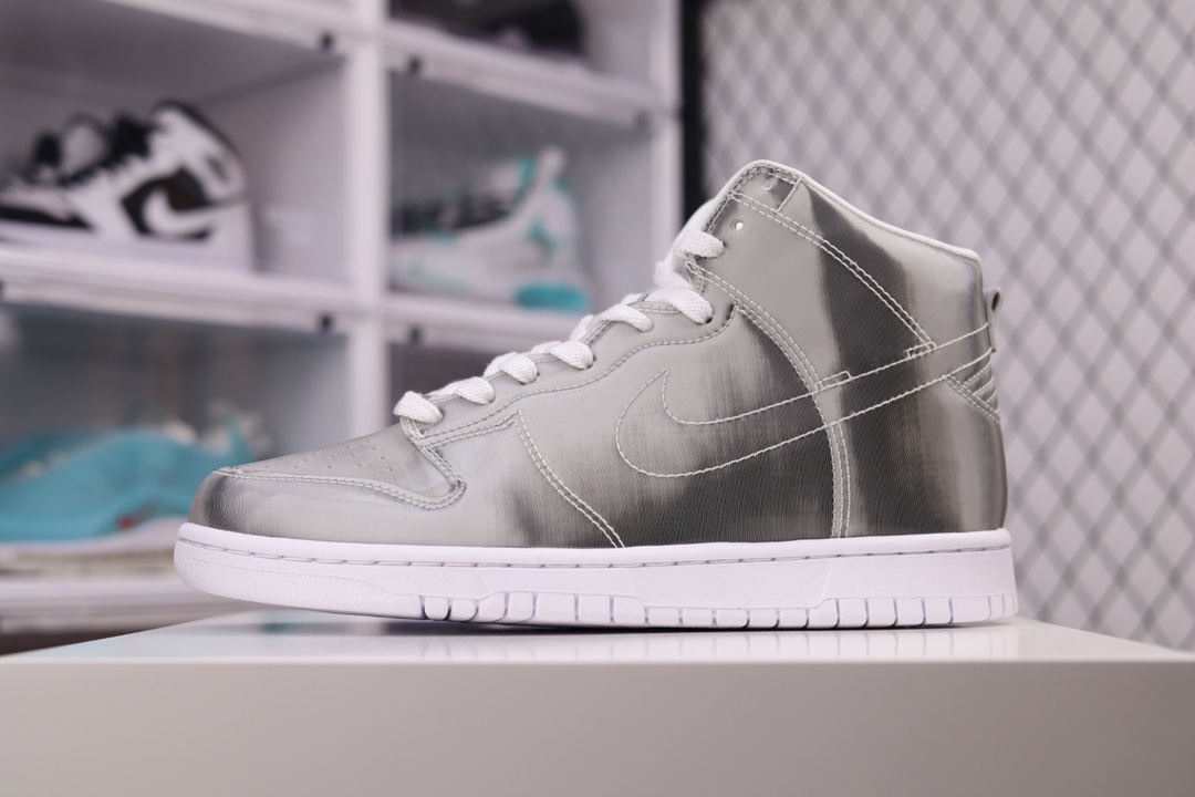 纯原版本 帅爆了,金属配色CLOT x Nike Dunk High”Silver Metallic”扣篮系列高帮休闲运动滑板板鞋“渐变金属银白”采用同源全息金属质感半透明TPU覆盖层鞋面材质原厂级拉帮中底效果正确后跟反口里弧度鞋垫嵌入缓震乳胶+Sole真气垫装置内置Sole真气垫装置及耐磨防滑外底❗
