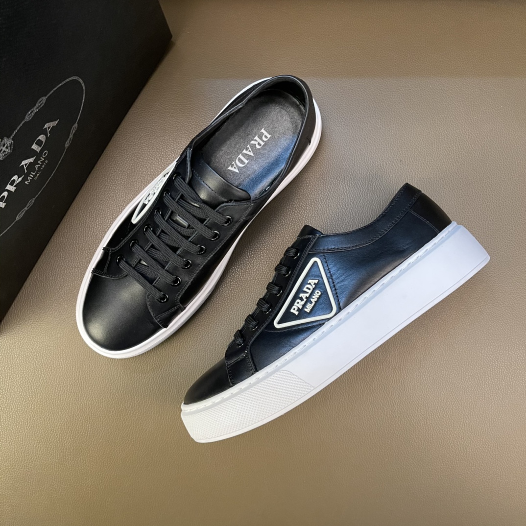 I5    普拉达～独特现代风运动鞋。专柜代购🏃休闲鞋😍😍 男士2022专柜同步发售，意大利进口原版品牌精选头柔软➕特殊材质。 拒绝脱色磨脚鞋底：原厂特供原版底，😍 超酷😍 法国懒人风格设计 ⚠️ 懒人套脚套脚 原单品质 超舒服原版底 。 适合户外司机驾车完美🚗🚗 ，男鞋