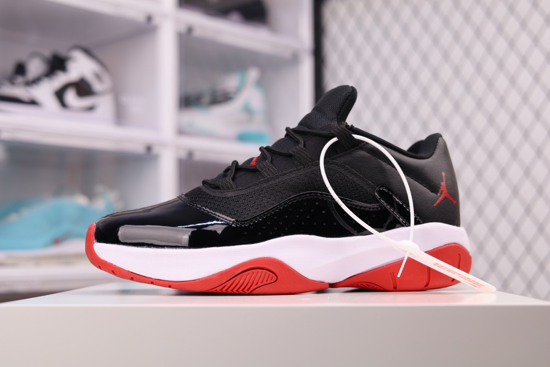 G5 Air Jordan AJ11 CMFT Low South Beach 全新配色季后赛低帮防滑减震篮球鞋 整双鞋采用黑白双色打造，视觉效果十分简约。侧身处将传统的漆面材质改为荔枝纹皮革，虽然没有那么亮眼，但依旧有着超高的规格。鞋带口以不规则的泼墨样式打造,为简约的鞋身增添一抹色彩，呈现出经典的南海岸造型。中底部分将上次的开窗式AIR MAX气垫,改为了传统的泡沫中底，最后搭配水晶外底完善设计