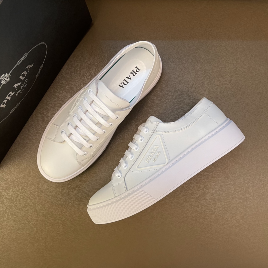 I5    普拉达～独特现代风运动鞋。专柜代购🏃休闲鞋😍😍 男士2022专柜同步发售，意大利进口原版品牌精选头柔软➕特殊材质。 拒绝脱色磨脚鞋底：原厂特供原版底，😍 超酷😍 法国懒人风格设计 ⚠️ 懒人套脚套脚 原单品质 超舒服原版底 。 适合户外司机驾车完美🚗🚗 ，男鞋