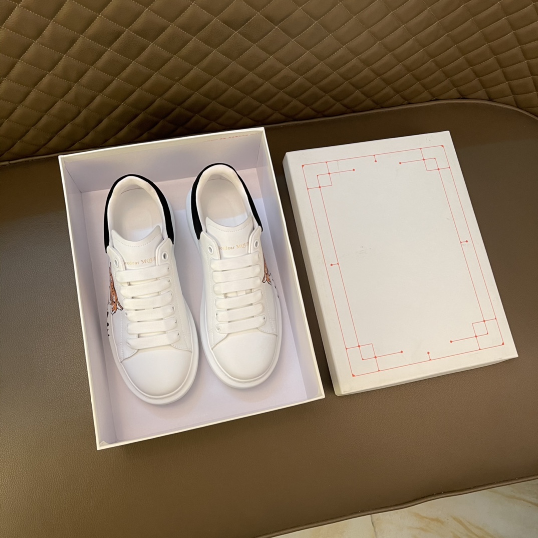 J0  高品质情侣款定制迪士尼联乘 亚历山大·麦家😍 欧美大师设计简洁高档大气，专柜品质值得信赖，面料进口顶级牛皮 。😍 牛皮 内里🐑 做工精细，专柜原版大底，上脚舒适百搭，潮男乐福专属定制，小 麦昆 Alexander McQueen  适合司机户外行车🚗 休闲鞋系列之首 男鞋