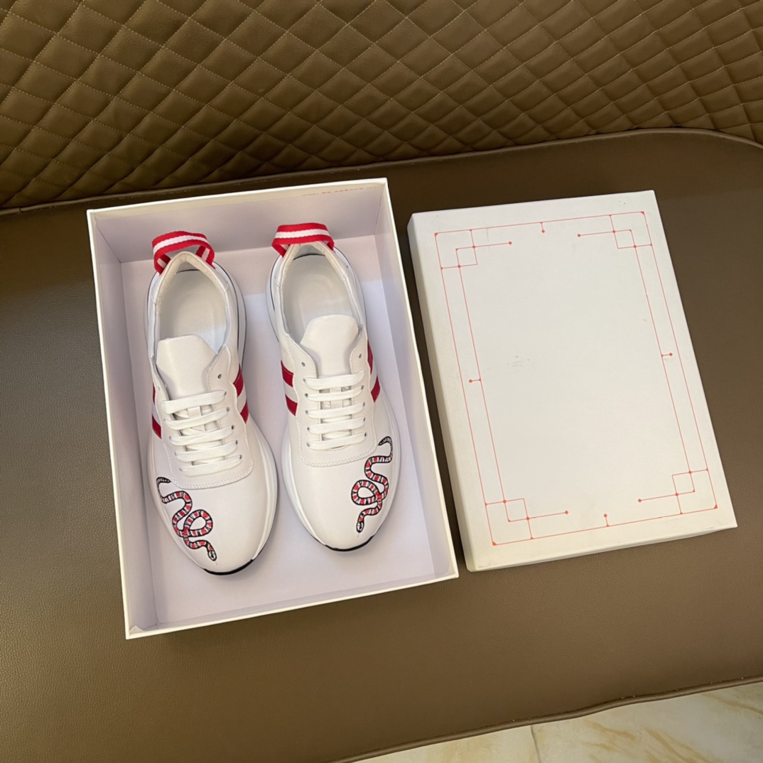 J0  高品质情侣款定制迪士尼联乘 亚历山大·麦家😍 欧美大师设计简洁高档大气，专柜品质值得信赖，面料进口顶级牛皮 。😍 牛皮 内里🐑 做工精细，专柜原版大底，上脚舒适百搭，潮男乐福专属定制，小 麦昆 Alexander McQueen  适合司机户外行车🚗 休闲鞋系列之首 男鞋