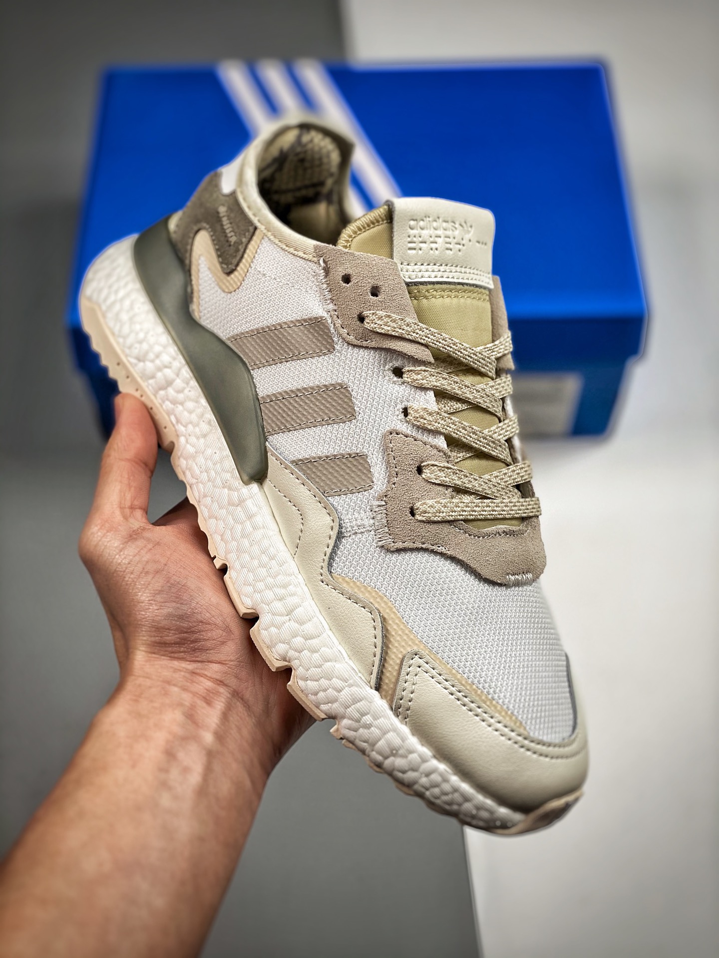推手2AD Nite Jogger Boost 米白银 三叶草 联名夜行者 货号：FV3881 复古跑鞋原厂材料 原厂大底 私家独模 网布搭配麂皮拼接打造鞋面 极具复古风格鞋头及鞋跟点缀3M反光设计极为亮眼中底采用全掌 Boost 科技，…