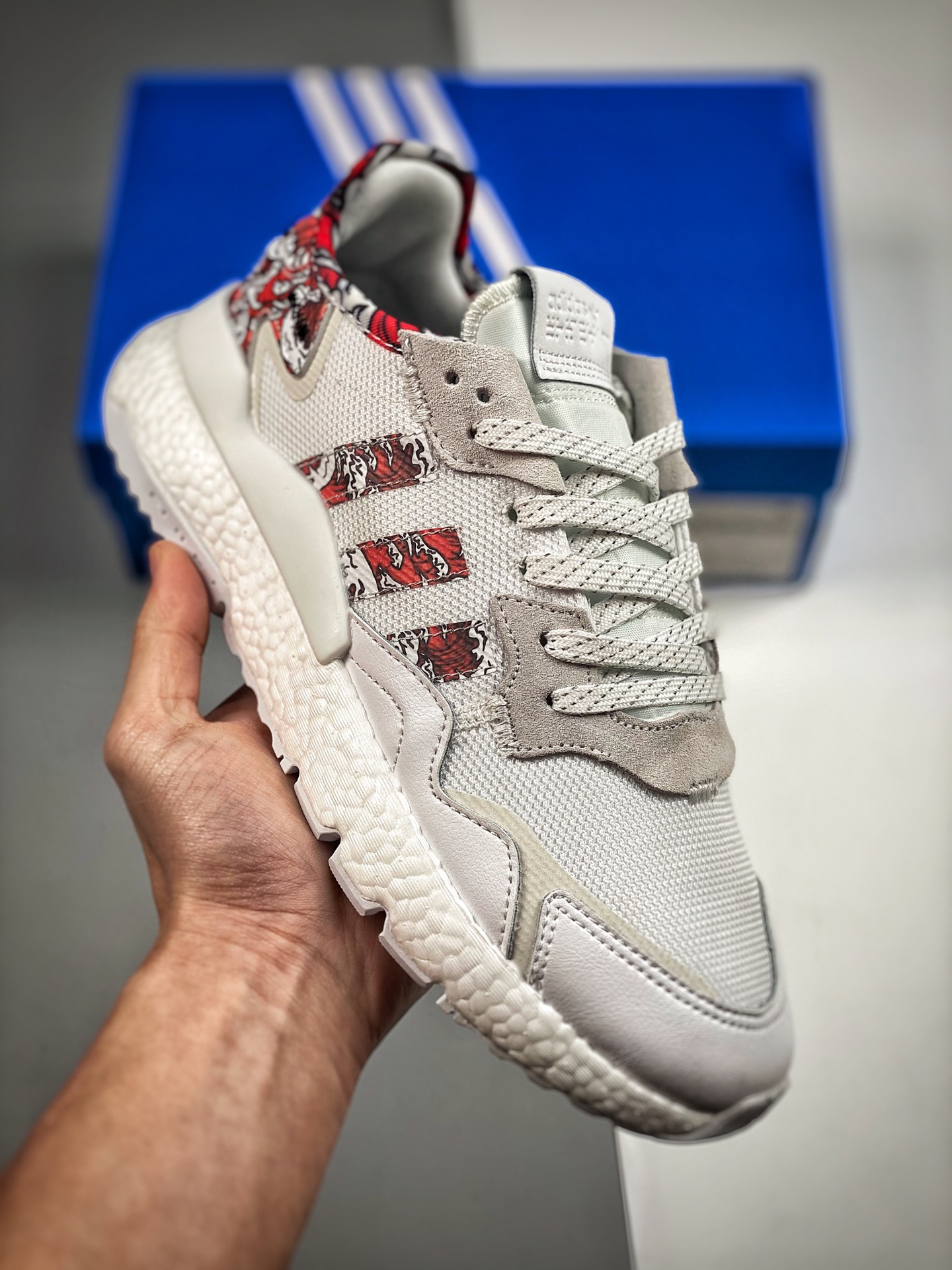 AD Nite Jogger Boost 白红黑 三叶草 联名夜行者 货号：FW6696 复古跑鞋原厂材料 原厂大底 私家独模 网布搭配麂皮拼接打造鞋面 极具复古风格鞋头及鞋跟点缀3M反光设计极为亮眼中底采用全掌 Boost 科技，厚度相…