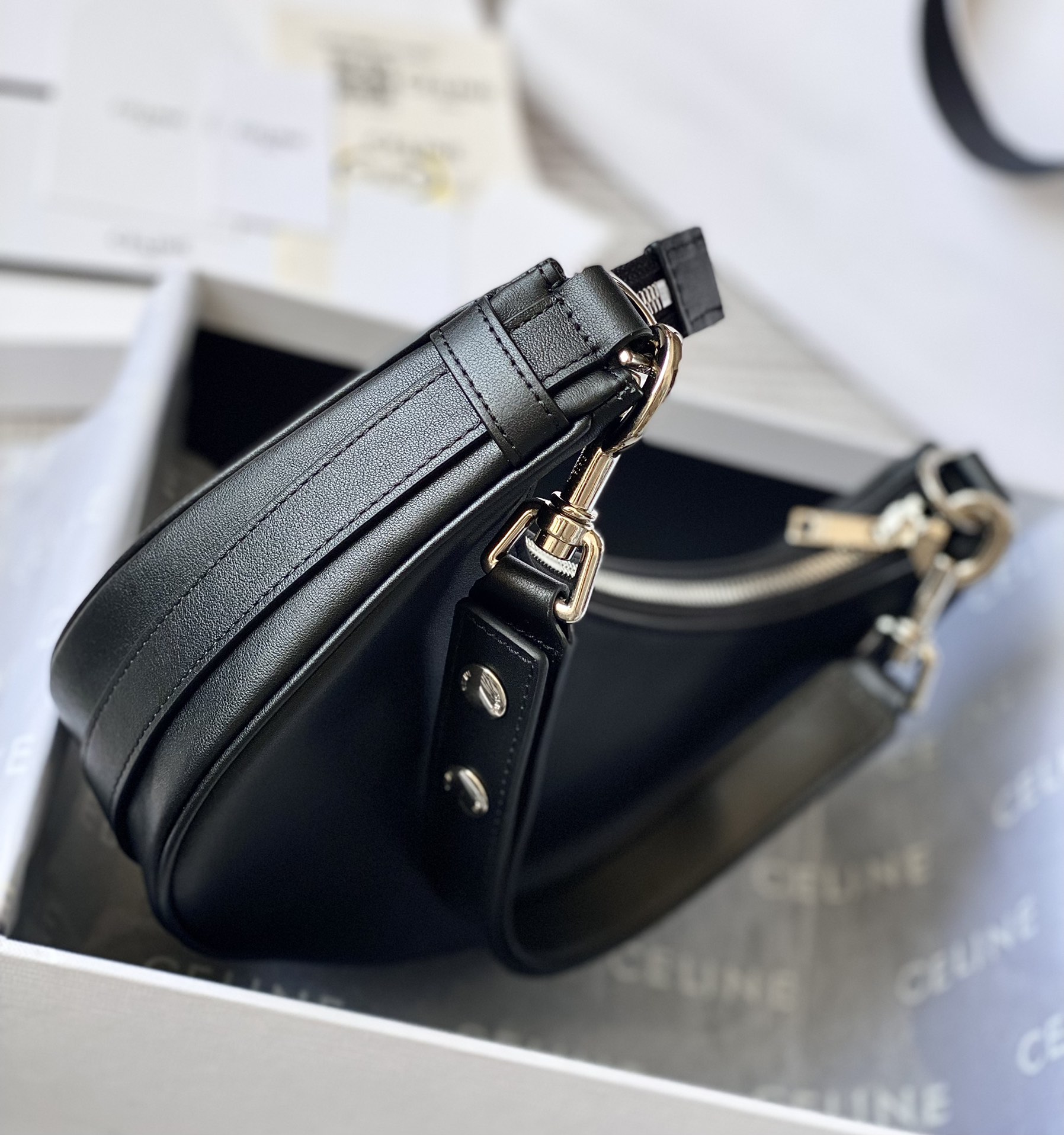 CELINE赛琳半月形全新AVA STRAP手袋193953