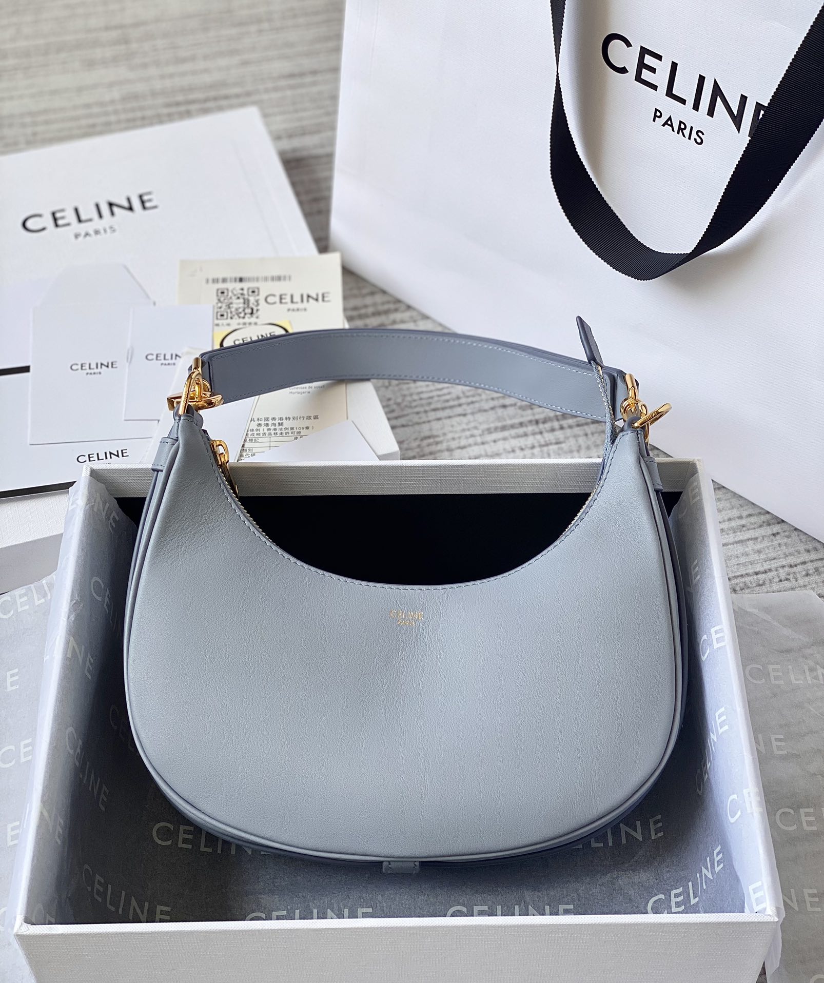 CELINE赛琳半月形全新AVA STRAP手袋193953