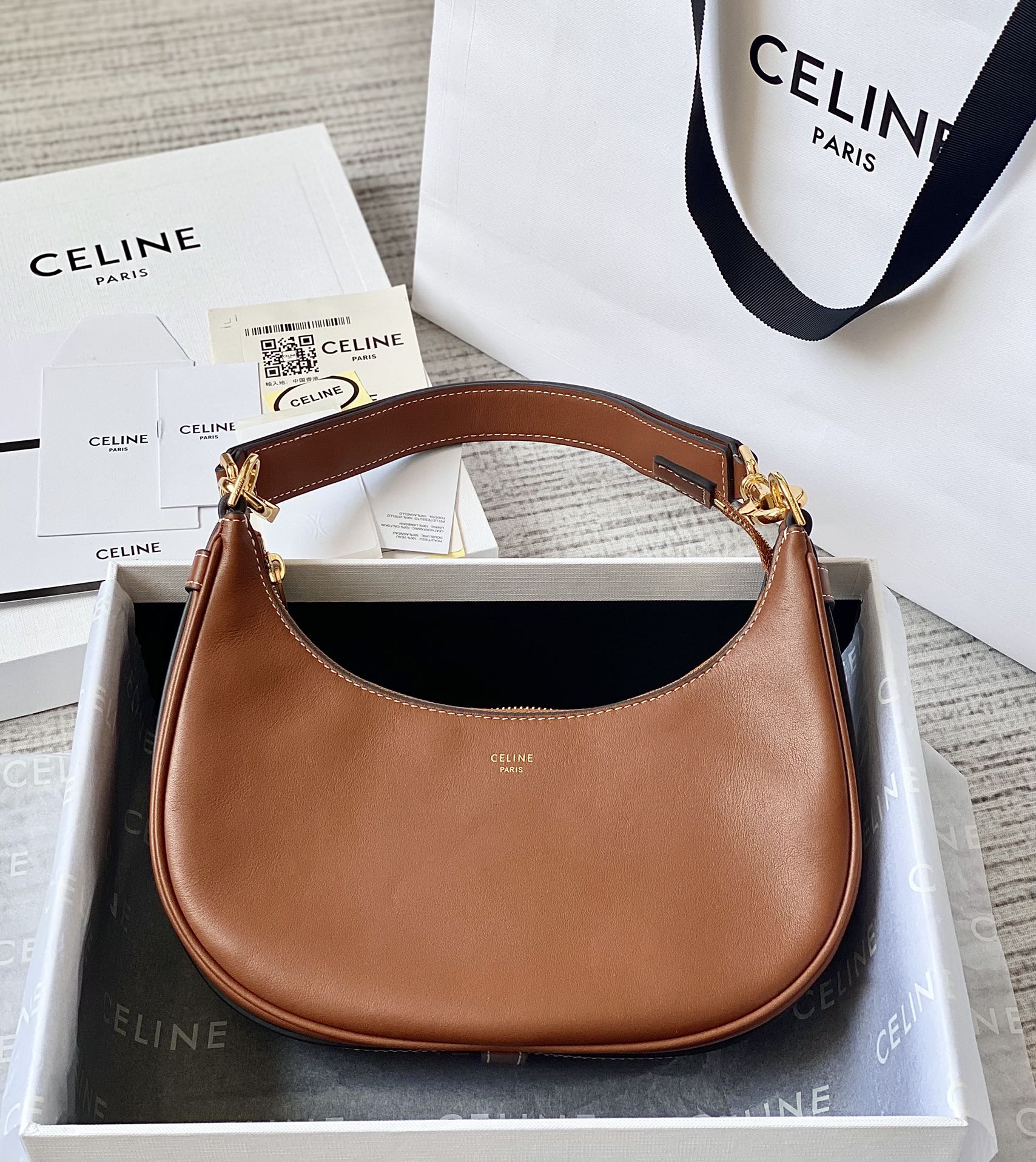 CELINE赛琳半月形全新AVA STRAP手袋193953
