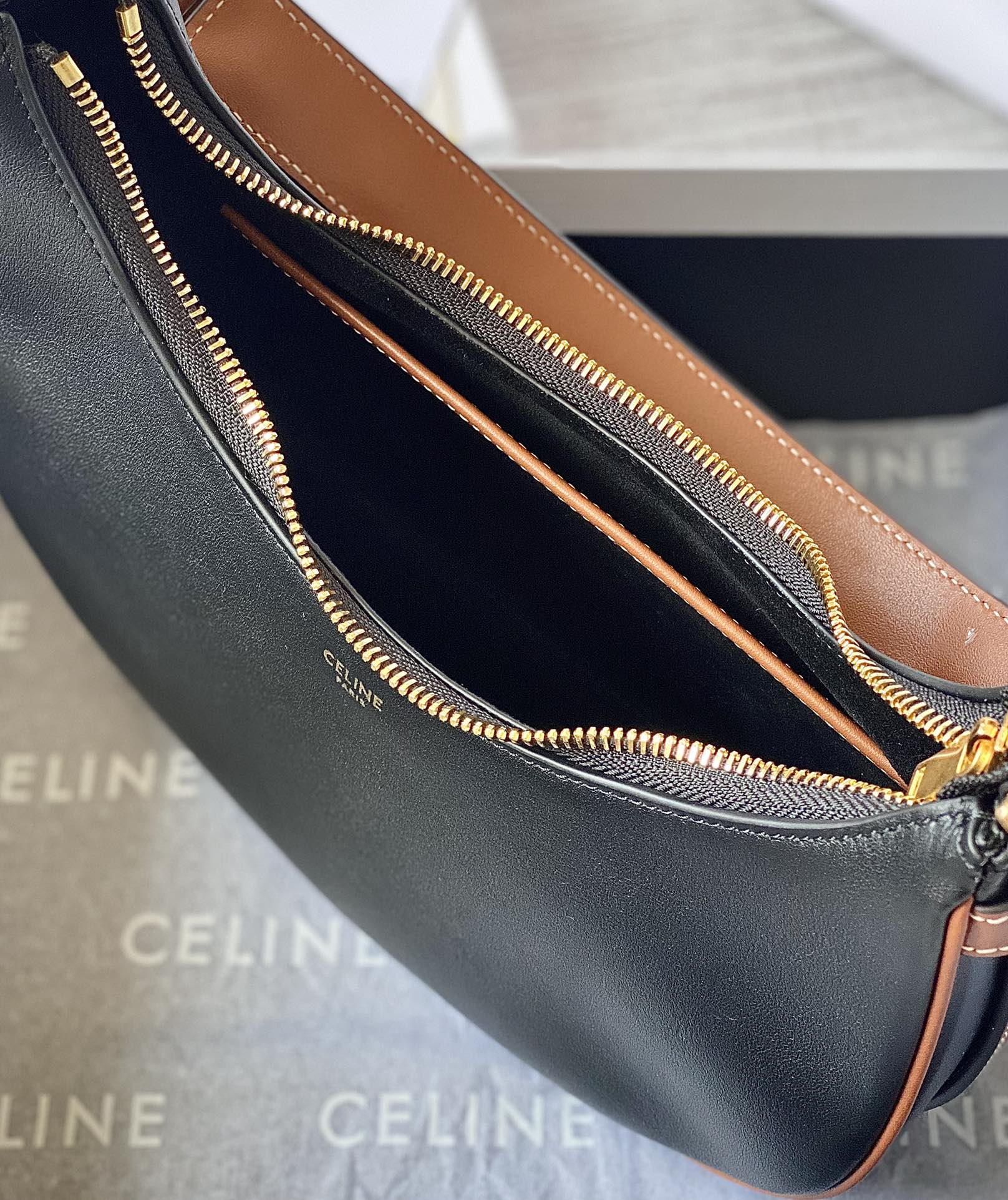 CELINE赛琳半月形全新AVA STRAP手袋193953