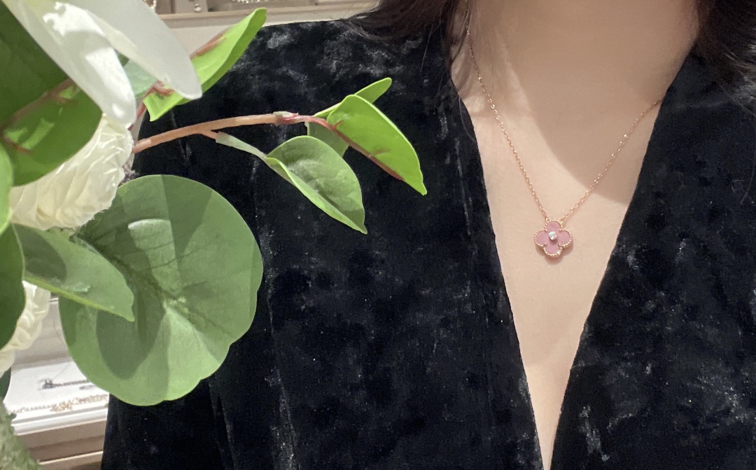 NO:677877,FD026# beaded four-leaf gemstone and diamond necklace. Gentle and romantic rose stone four-leaf clover. Imported zircon hand-inlaid. Thickly plated 18k rose gold. VCA Christmas limited edition, necklace, Cartier high-end jewelry.19860909FD026#串珠四叶宝石镶钻项链 温柔又浪漫的蔷薇石四叶草 进口锆石手工镶嵌 厚镀18k玫瑰金 VCA圣诞限量版,,necklace,卡迪亚高端饰品,Jewelry