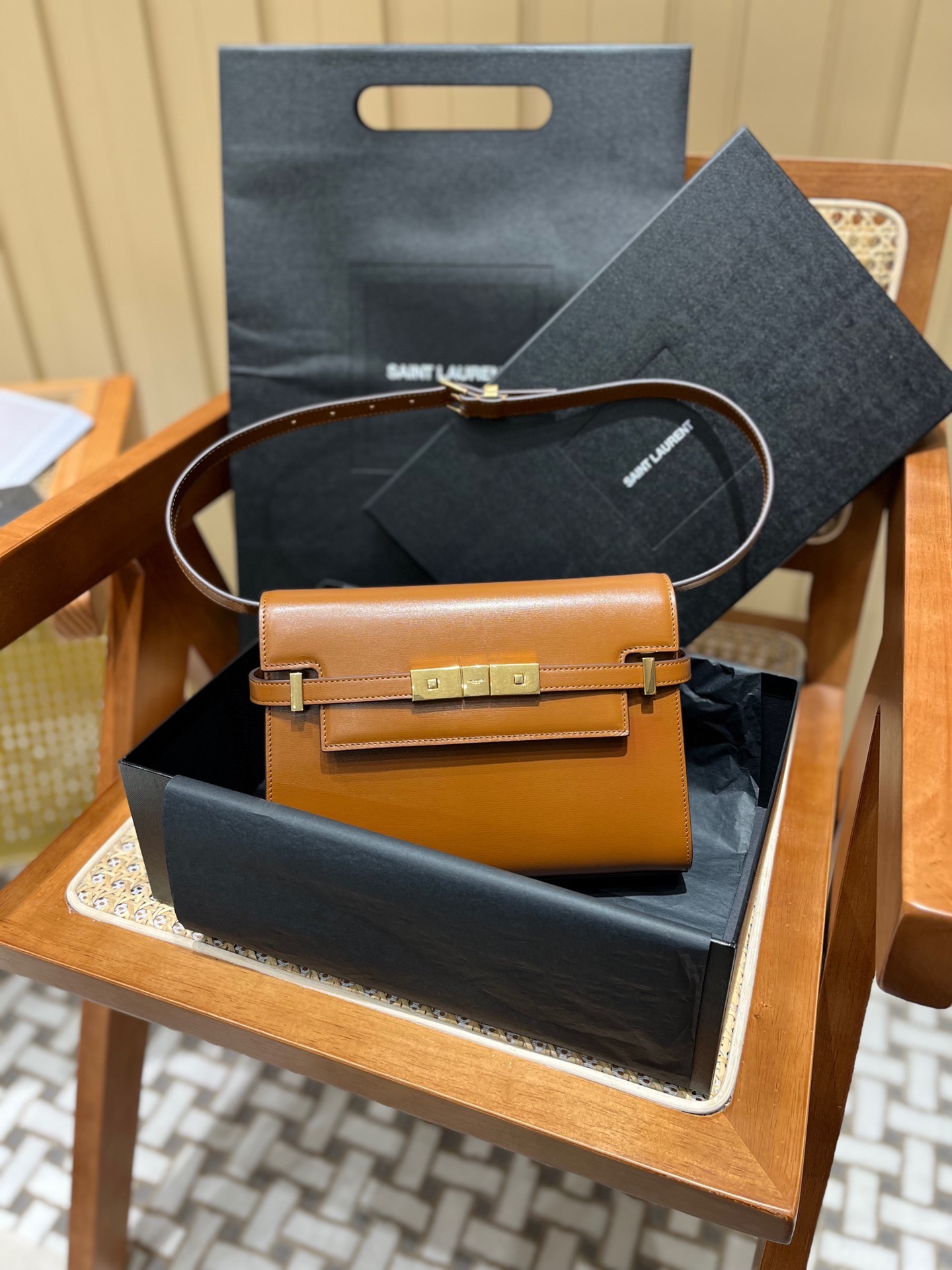 Saint laurent Ysl 𝙈𝙖𝙣𝙝𝙖𝙩𝙩𝙖𝙣 𝟮𝟰𝙘𝙢 小号法棍包 675626棕色