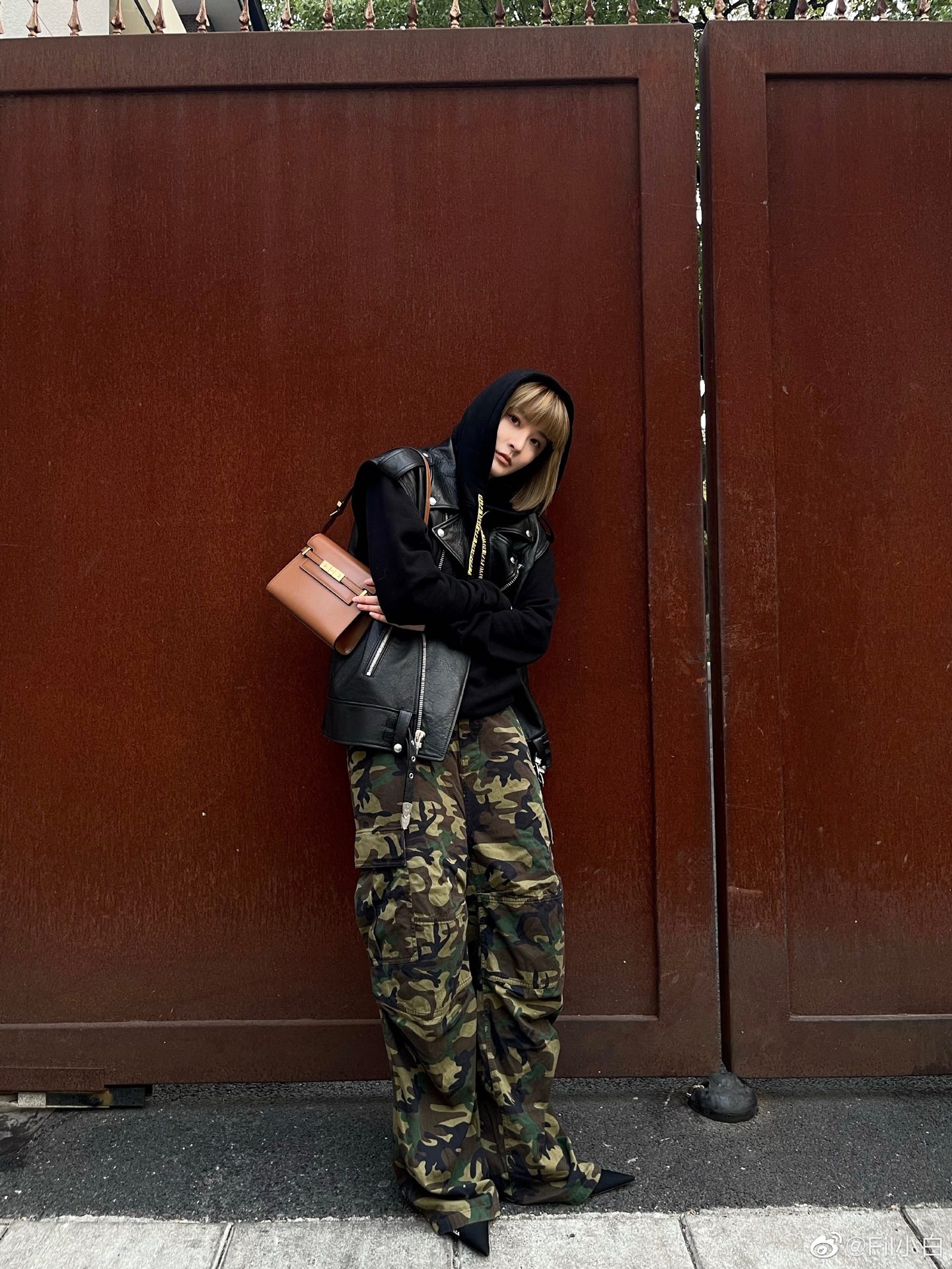 Saint laurent Ysl 𝙈𝙖𝙣𝙝𝙖𝙩𝙩𝙖𝙣 𝟮𝟰𝙘𝙢 小号法棍包 675626棕色