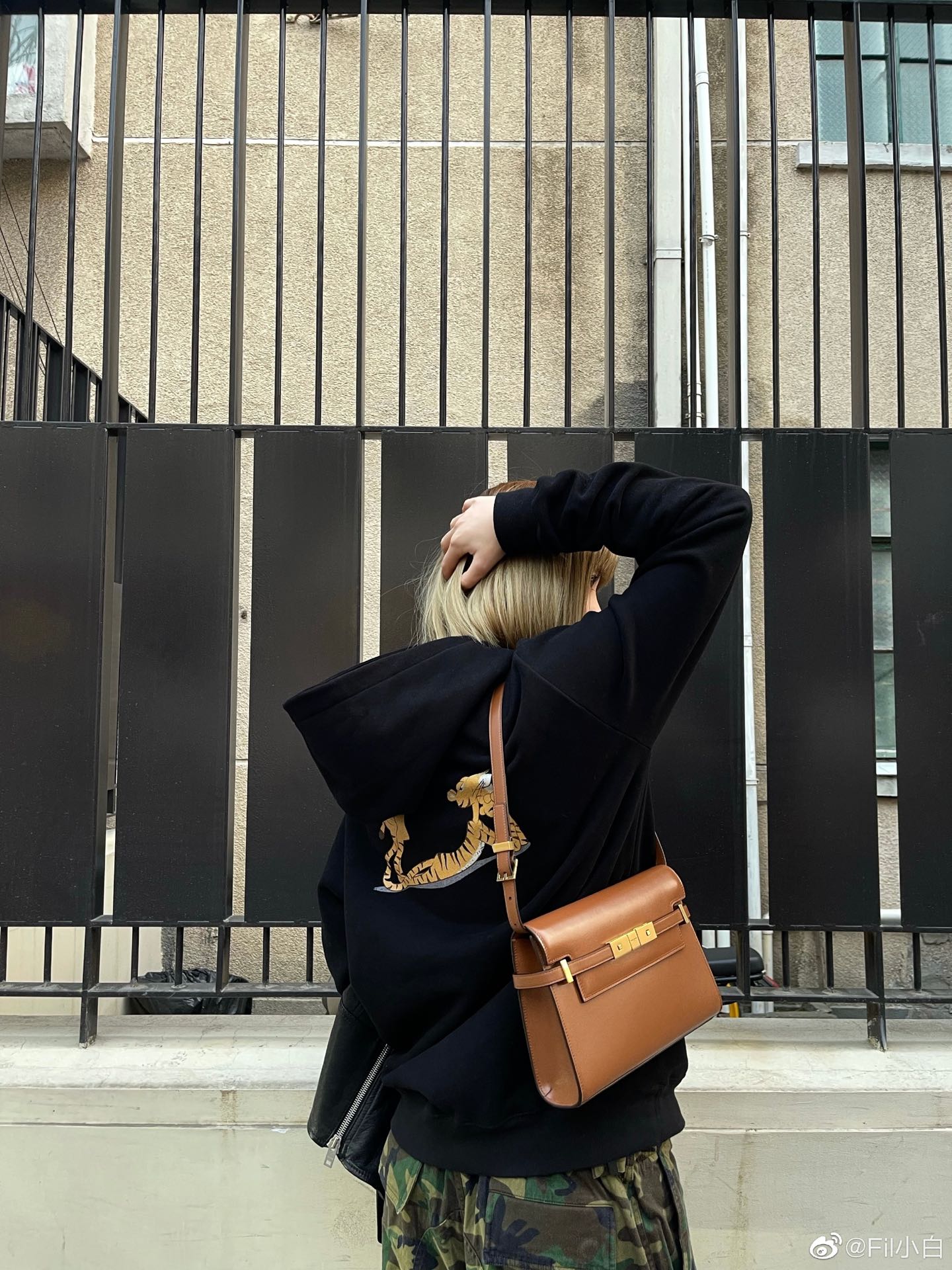 Saint laurent Ysl 𝙈𝙖𝙣𝙝𝙖𝙩𝙩𝙖𝙣 𝟮𝟰𝙘𝙢 小号法棍包 675626棕色