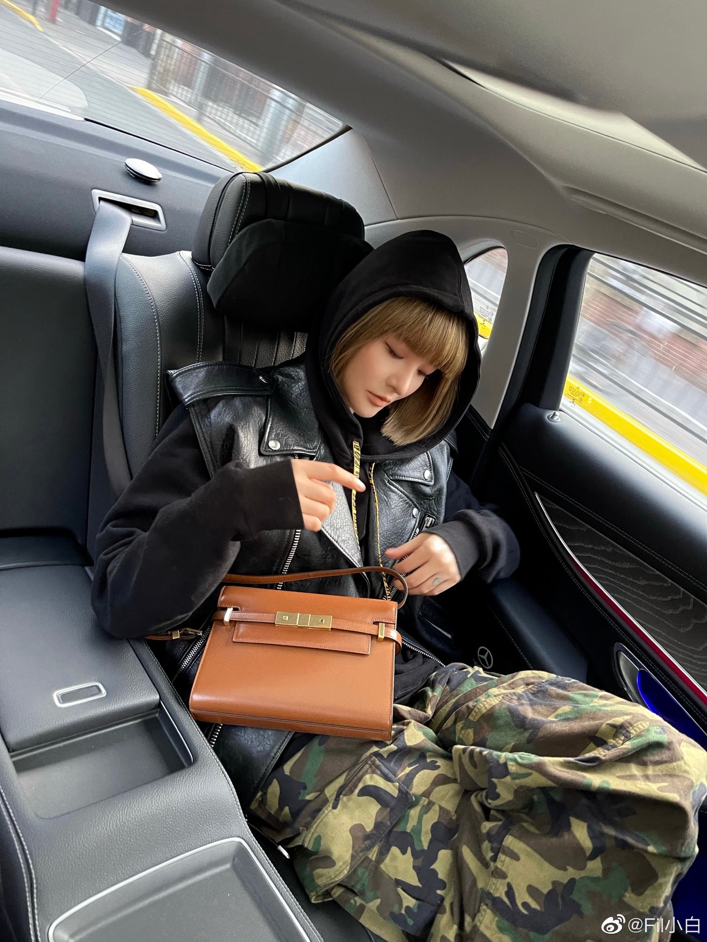 Saint laurent Ysl 𝙈𝙖𝙣𝙝𝙖𝙩𝙩𝙖𝙣 𝟮𝟰𝙘𝙢 小号法棍包 675626棕色