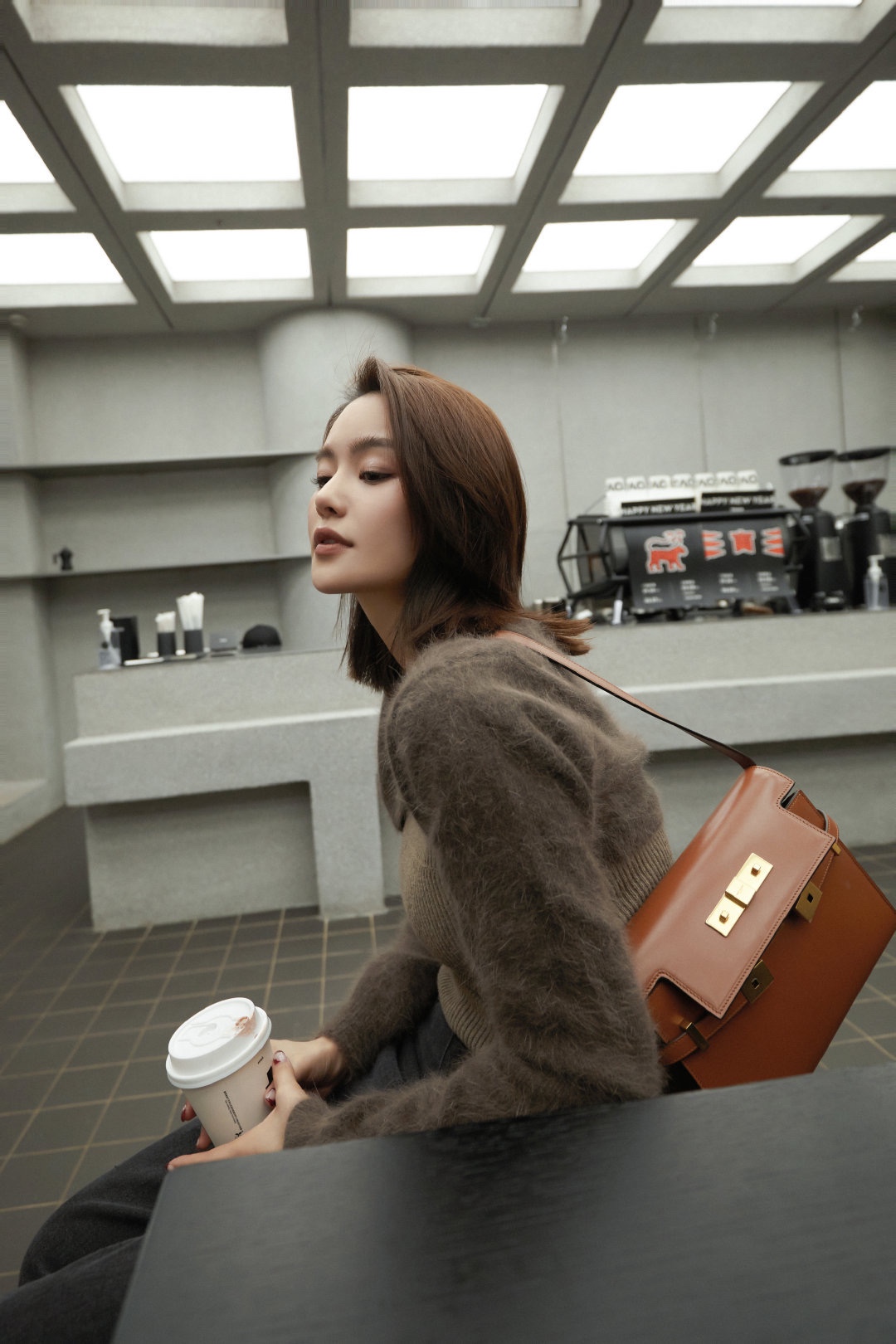 Saint laurent Ysl 𝙈𝙖𝙣𝙝𝙖𝙩𝙩𝙖𝙣 𝟮𝟰𝙘𝙢 小号法棍包 675626棕色