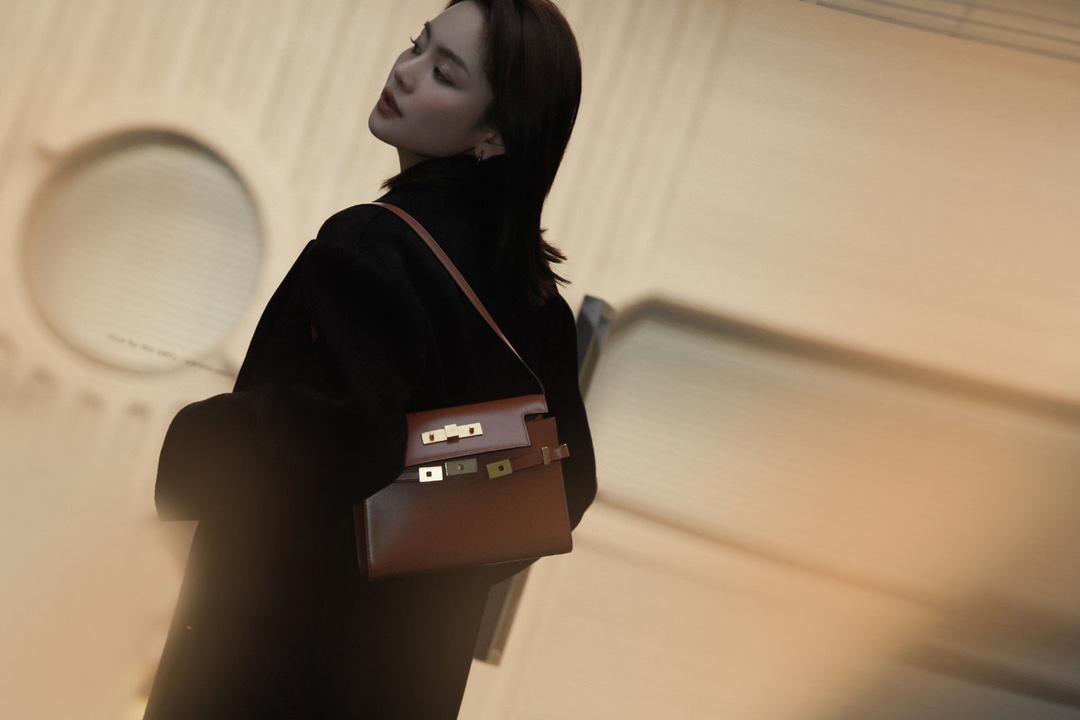 Saint laurent Ysl 𝙈𝙖𝙣𝙝𝙖𝙩𝙩𝙖𝙣 𝟮𝟰𝙘𝙢 小号法棍包 675626棕色