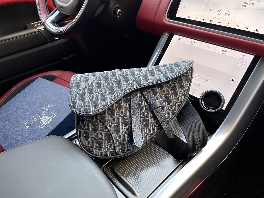 K0 高端货 “ Dior  迪奥 ”马鞍包 -Dior saddle o进口原厂帆布配超纤皮面料 超高清五金logo标志、专用里内里。 超顺滑拉链、油边超平滑、 做工精致每个细节到位 潮男必备款。 配：礼盒规格25/20。p255