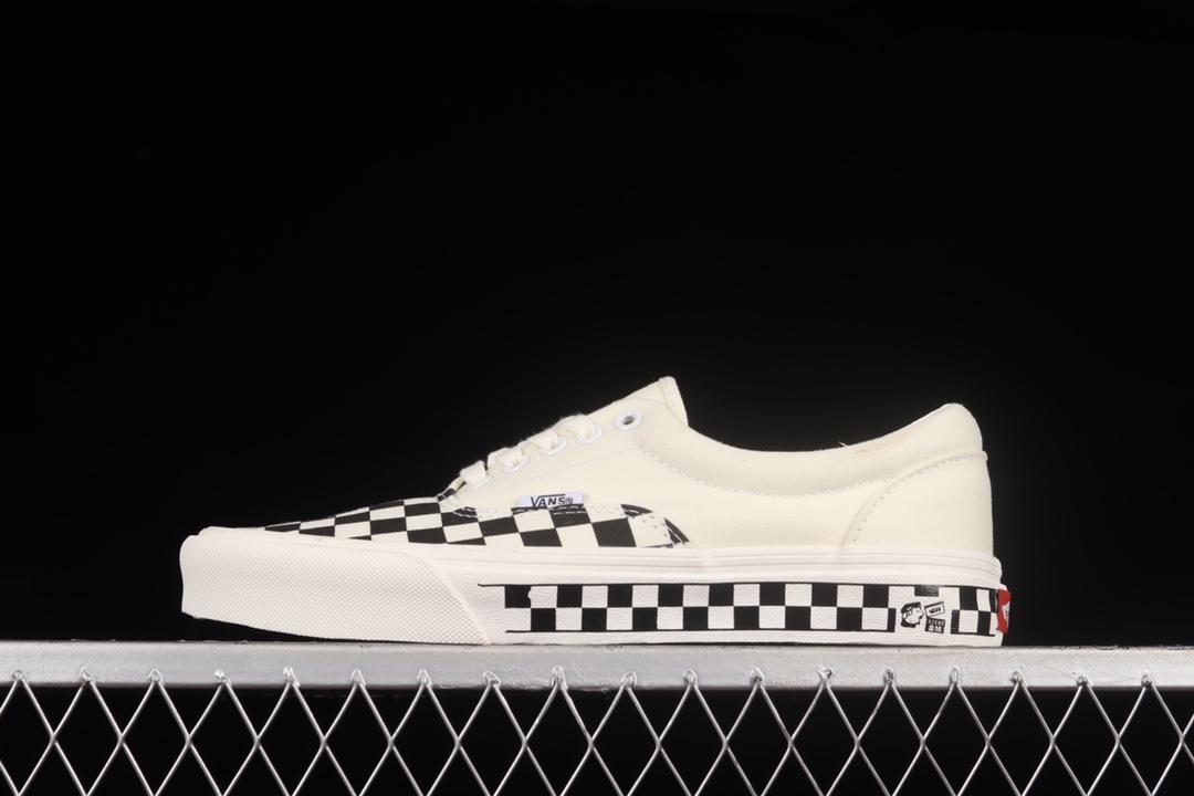 G0 Vans Era Crft 万斯经典常青款棋盘格硫化休闲板鞋 VN0A3WLRVPN在白色鞋身上采用大面积的黑、红经典棋盘格元素，从左侧腰身延伸覆盖至整个鞋面，右侧鞋腰则保留纯色设计，使鞋子在不同角度都拥有独特的视觉效果。除此之外，本系列还延续了Vans经典复古“2-Tone”配色，右侧鞋腰及鞋面采用撞色拼接，在左侧鞋腰饰以棋盘格元素，打造街头风格