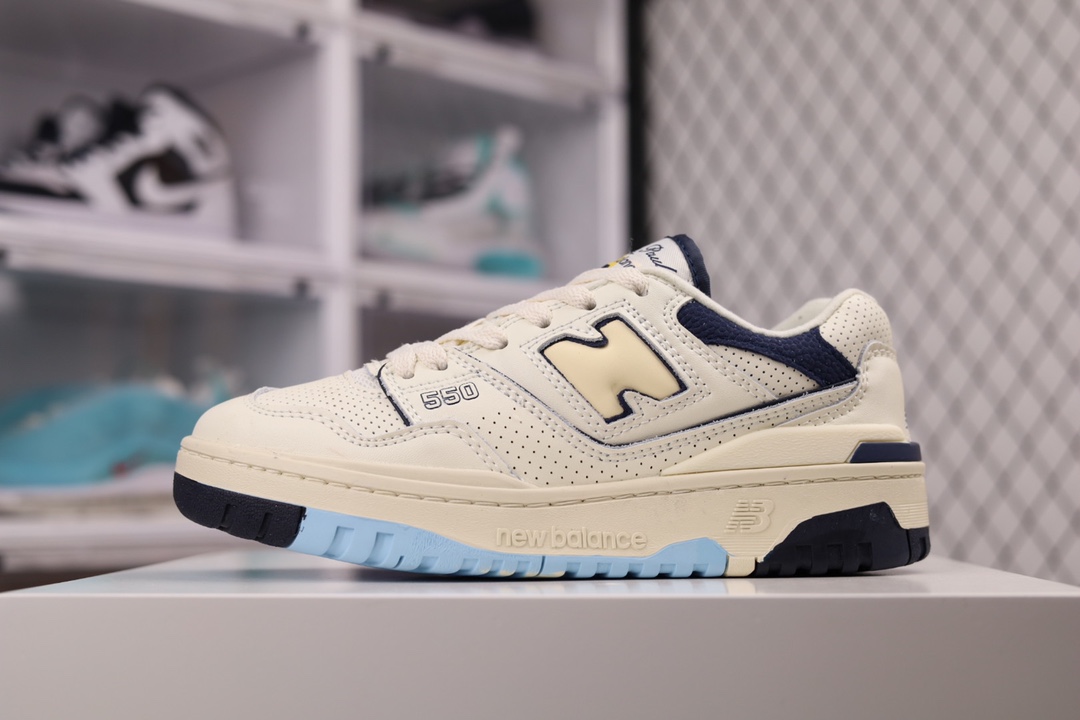 G5 公司级 New Balance BB550 系列复古休闲运动慢跑鞋 全新 New Balance 系列，以更纯粹的复古风格设计打造的全新造型。侧身还以解构设计，将 N 字标志以做旧压花样式呈现，样式别具新意。而麂皮、冲孔皮革的塑造，则呈现出高级怀旧气质，也让鞋款在奢华时装风格与运动氛围之间达到了平衡。鞋身采用尼龙及猪巴革麂皮物料拼接构成中底高弹PU材质及满丁防滑橡胶外底。