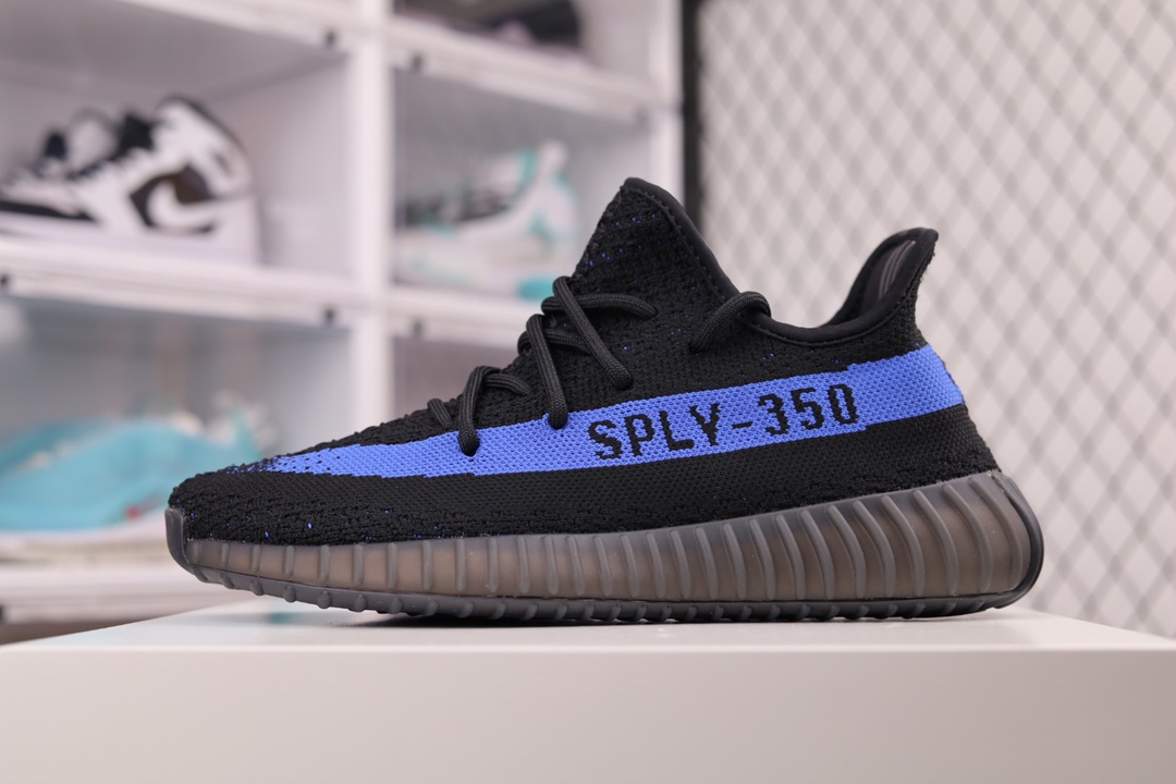 H0 Yeezy Boost 350 V2″Dazzling Blue” 黑蓝 GY7164 纯正莞产 外贸订单口碑惊人 原厂套楦 进口机台打造完美鞋型 满钉油性爆米花 原厂针织面 鞋型细节后跟收缩度完美 上脚轻易乱真 毕竟没人会趴着看你细节 为保证脚感 建议选大半码