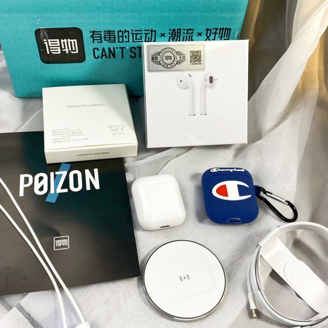 💰 210
 🥂𝐀𝐢𝐫𝐩𝐨𝐝𝐬二代苹果耳机高配毒版

▪️高配高通3026芯片 
▪️支持语音呼叫siri功能 续航5小时左右 
▪️音频共享 定位功能 蓝牙名称随意改 
 ▪  弹窗连接 长显电量 实时更新显示
▪️原装音质 原装重量 还原原壳手感 
▪️品质混正级别  上手完全看不出区别
 
▪️下单配套：官方标配耳机➕无线充电盘➕个性保护套➕防丢绳➕毒卡➕毒盒➕气柱袋

▪️售后服务：不刮花15天免费换新退换 保修三个月