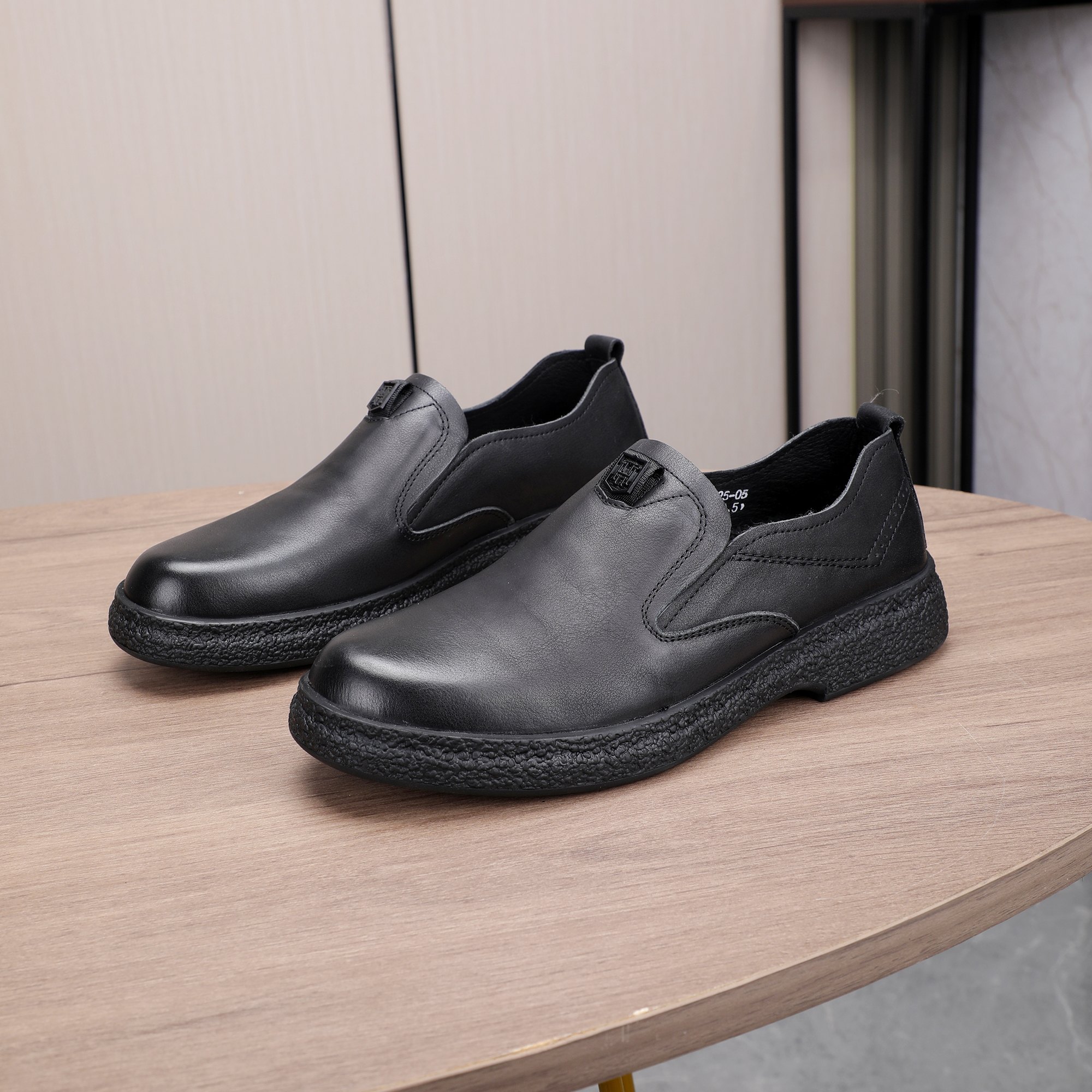 I5 , Prada 普拉达 手工休闲皮鞋上市、经典系列风格，面料头层牛皮，软底橡胶底，真皮内里及垫脚，质量好上脚舒适款