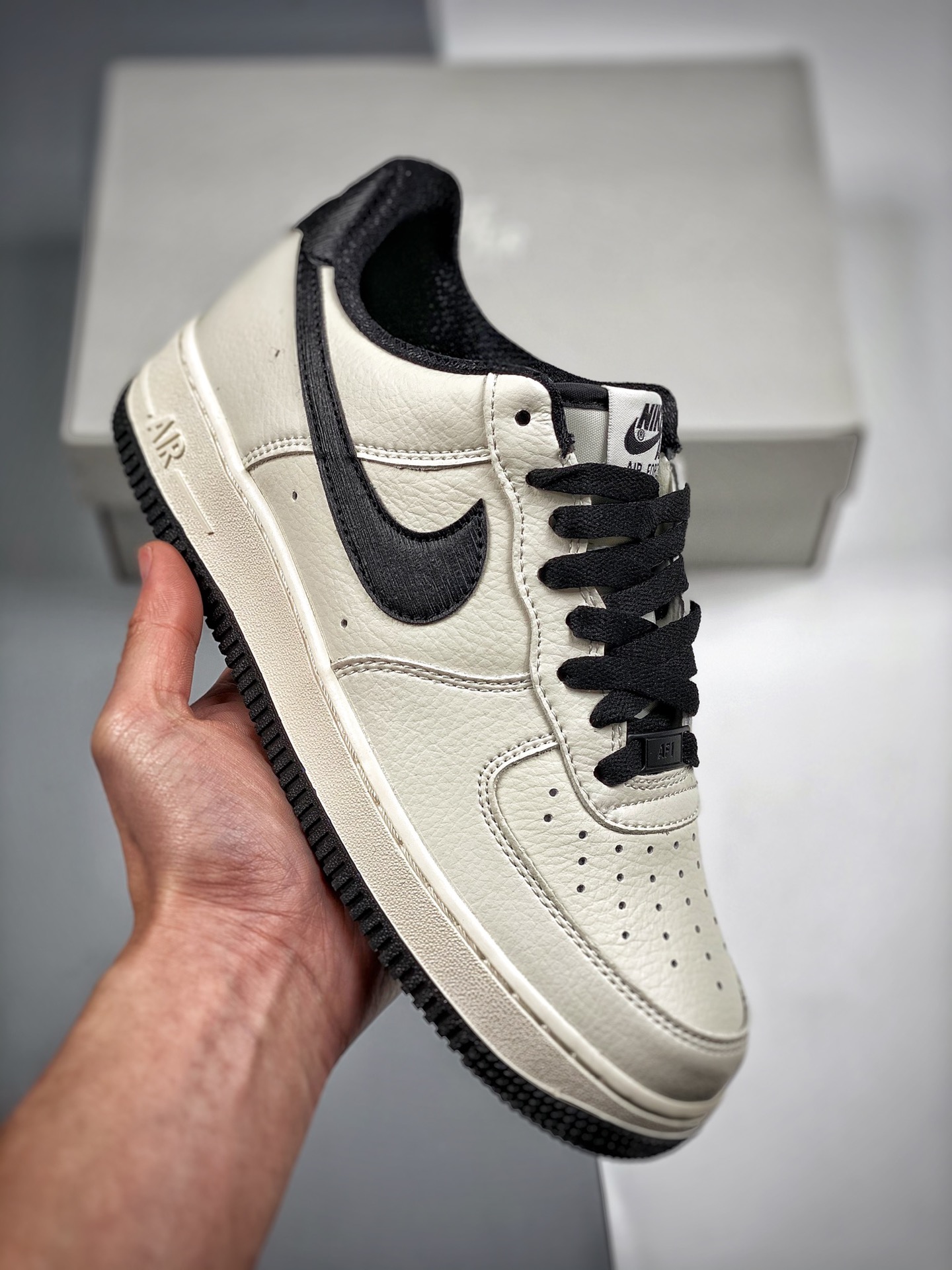 Nike Air Force 1 07 beige y negro, horma original y plantilla original, crea el estilo auténtico de Air Force, enfocado…