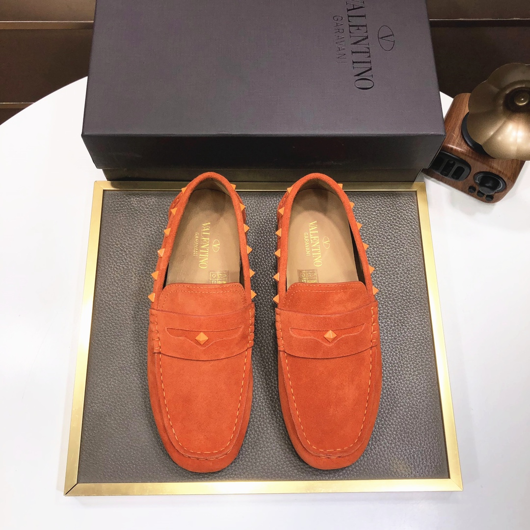 J0 VALENTINO 华伦天奴 2022新品驾车休闲鞋抢先发售，原版牛皮面料，牛皮内里、牛里PU活动鞋垫，鞋面饰扣点缀，奢华升级，做工精细，柔软舒适更透气吸汗，鞋底采用原版双色大底，轻便舒适、防滑耐磨3️⃣色