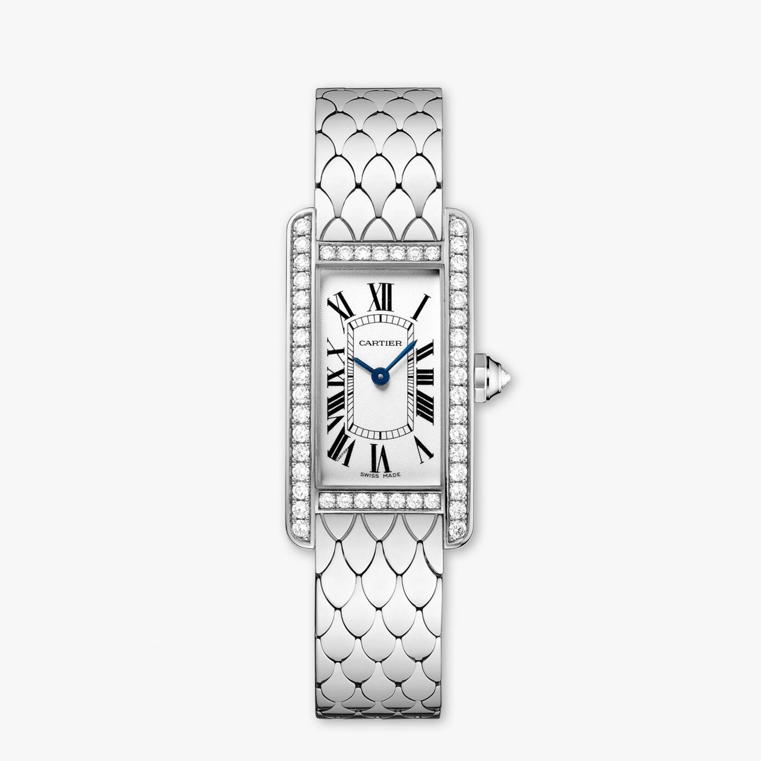 💎Produit par un savoir-faire exclusif de haute qualité TW❣️❣️Le petit modèle de la montre Cartier Tank Américaine est composé d’écailles de poisson et assemblées une par une avec une grande difficulté. Elle est classique et polyvalente. Mouvement à quartz suisse, verre saphir, boîtier en acier inoxydable 316L, texture fine, aiguilles en acier bleu en forme d’épée, taille du boîtier : 20 mm de large et 35 mm de long.