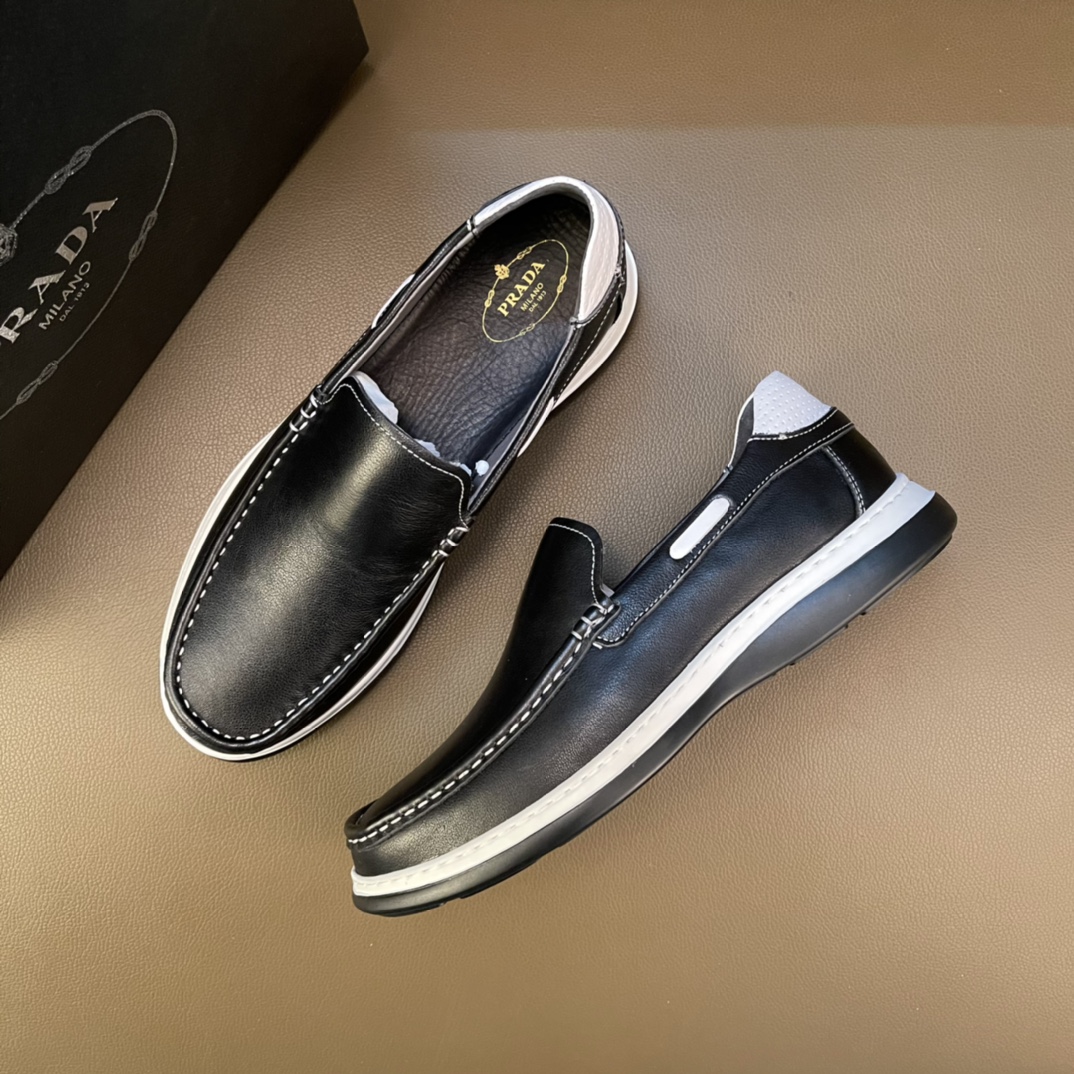 I5    普拉达～独特现代风运动鞋。专柜代购🏃休闲鞋😍😍 男士2022专柜同步发售，意大利进口原版品牌精选头柔软➕特殊材质。 拒绝脱色磨脚鞋底：原厂特供原版底，😍 超酷😍 法国懒人风格设计 ⚠️ 懒人套脚套脚 原单品质 超舒服原版底 。 适合户外司机驾车完美🚗🚗 ，男鞋