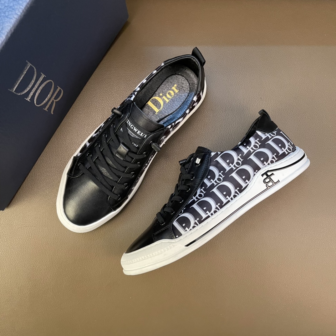 I5  Dior迪奥2022 🆕低帮休闲运动鞋，采用进口头层牛皮打造，金属logo装饰，原版橡胶鞋底、鞋口带有品牌标志性细节，提升格调。时尚百搭，可为各式造型增光添彩。塑造独具动感活力与摩登气息的精致设计，这款全新必备鞋履为迪奥的典藏传承再赋新彩，尽显现代优雅格调。男鞋：38-44 45🉑️订做 白色 / 黑色